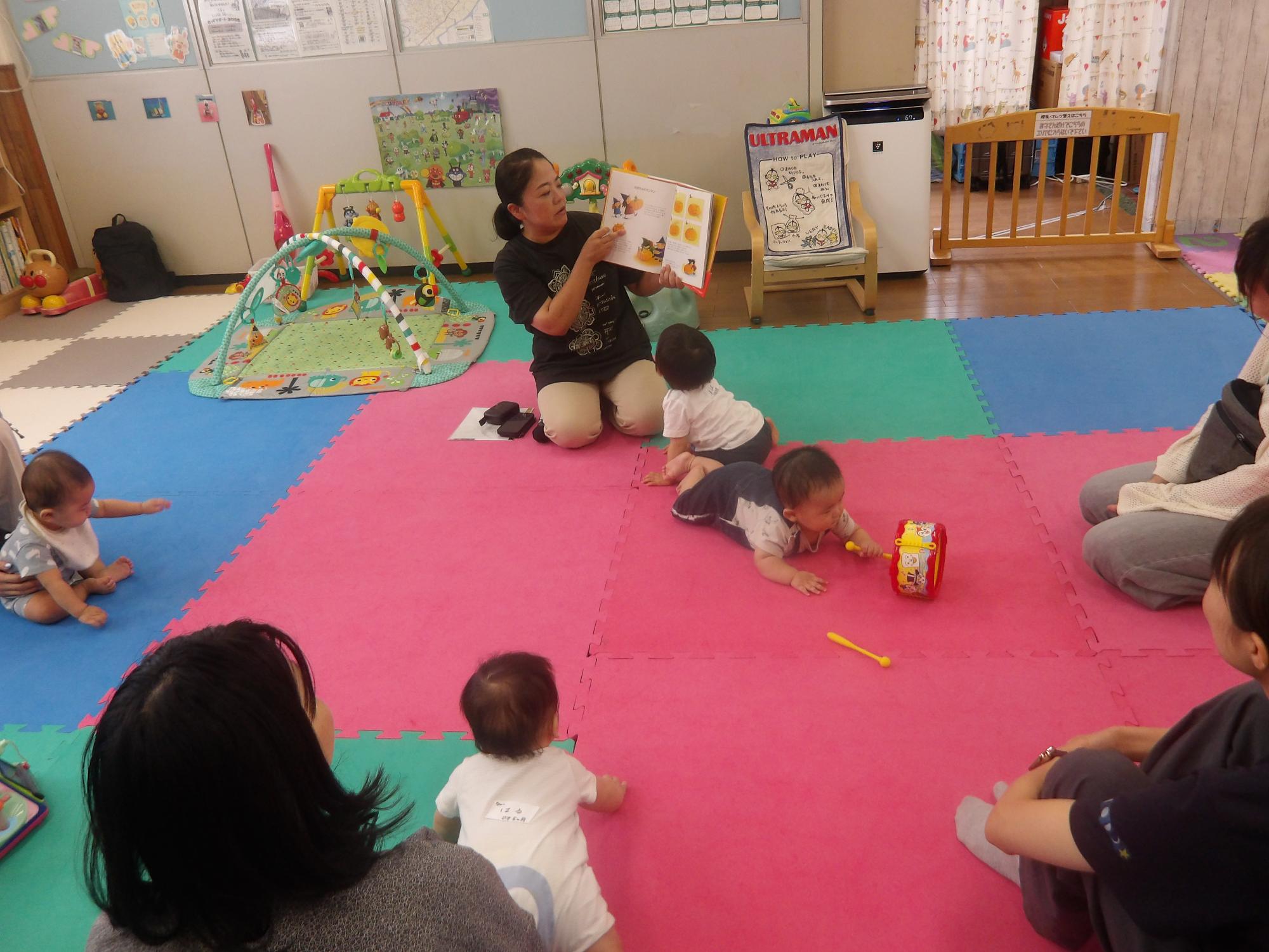 世界の言葉で絵本の読み聞かせを行っている様子の写真