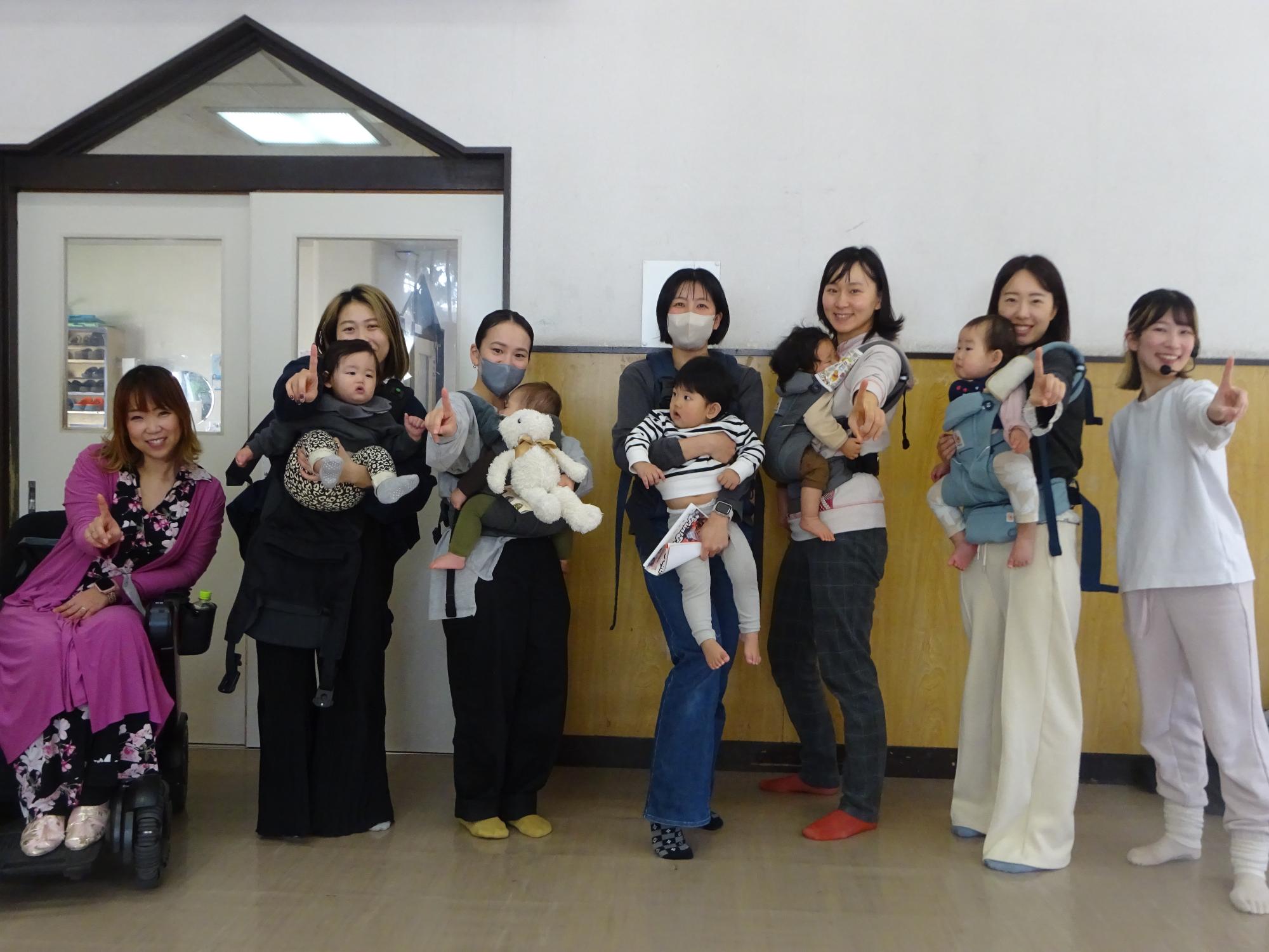 乳幼児親子たちの集合写真