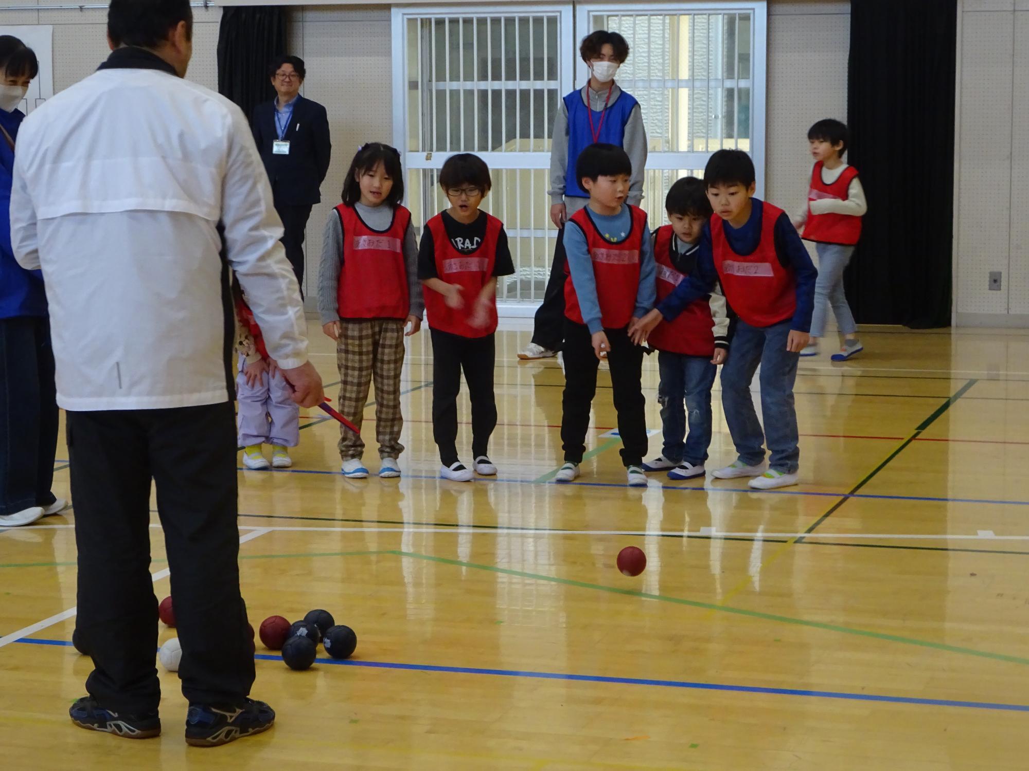 児童たちがボッチャをしている様子