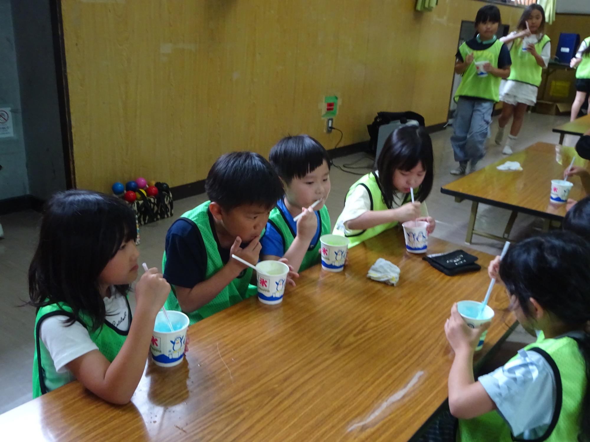 児童たちがかき氷を食べている様子
