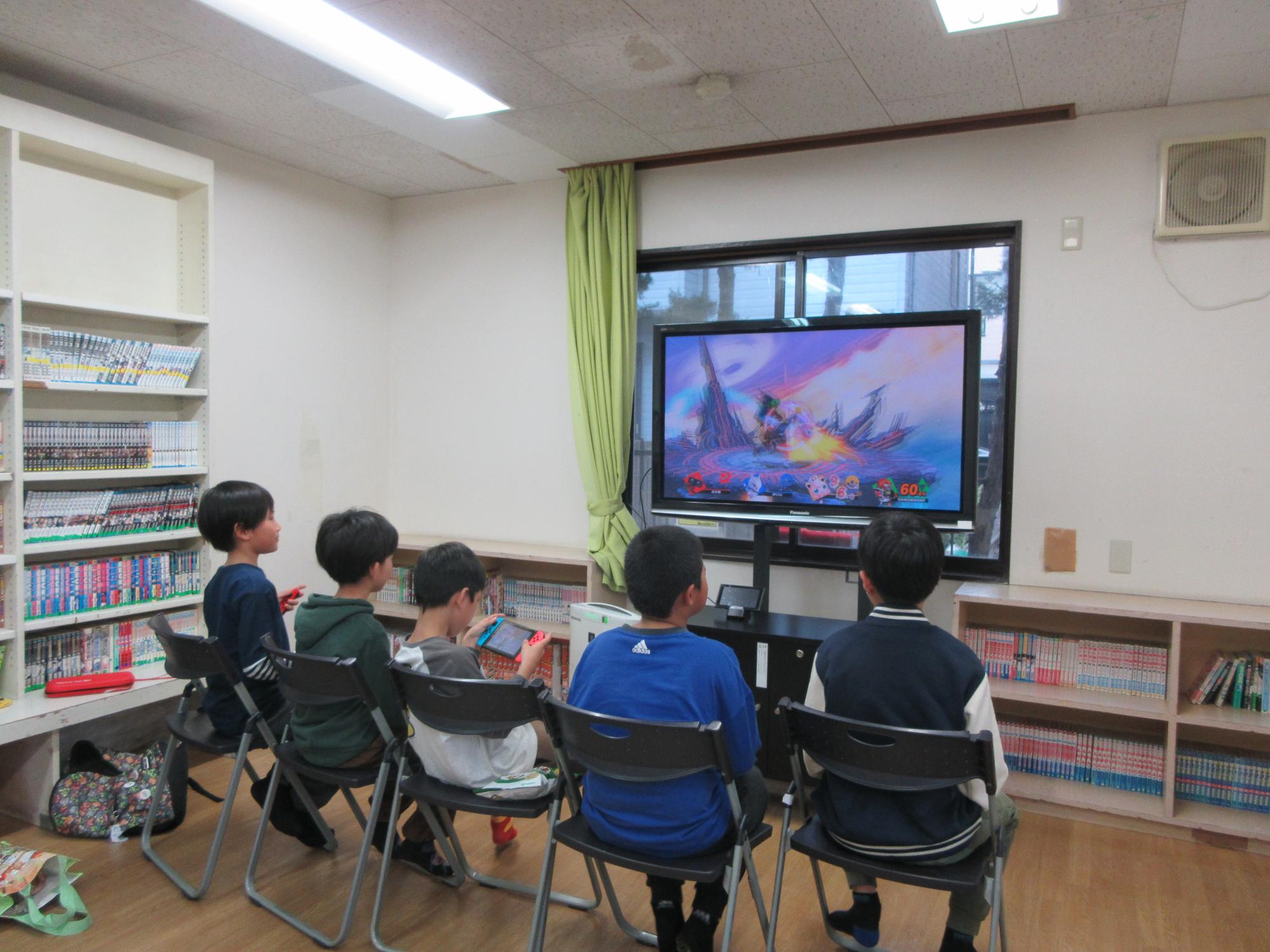 小学生のグループがゲームを楽しんでいる様子の写真