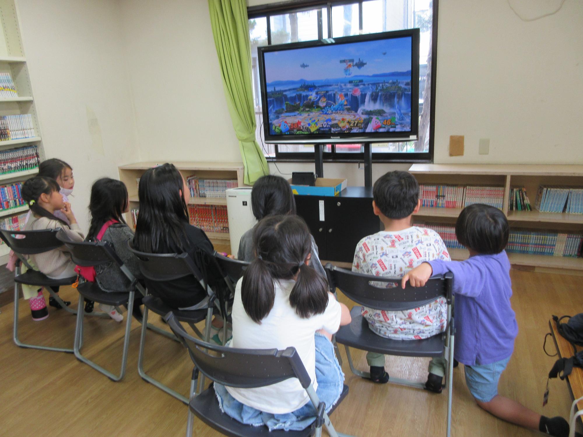 小学生のグループがゲームを楽しんでいる様子の写真