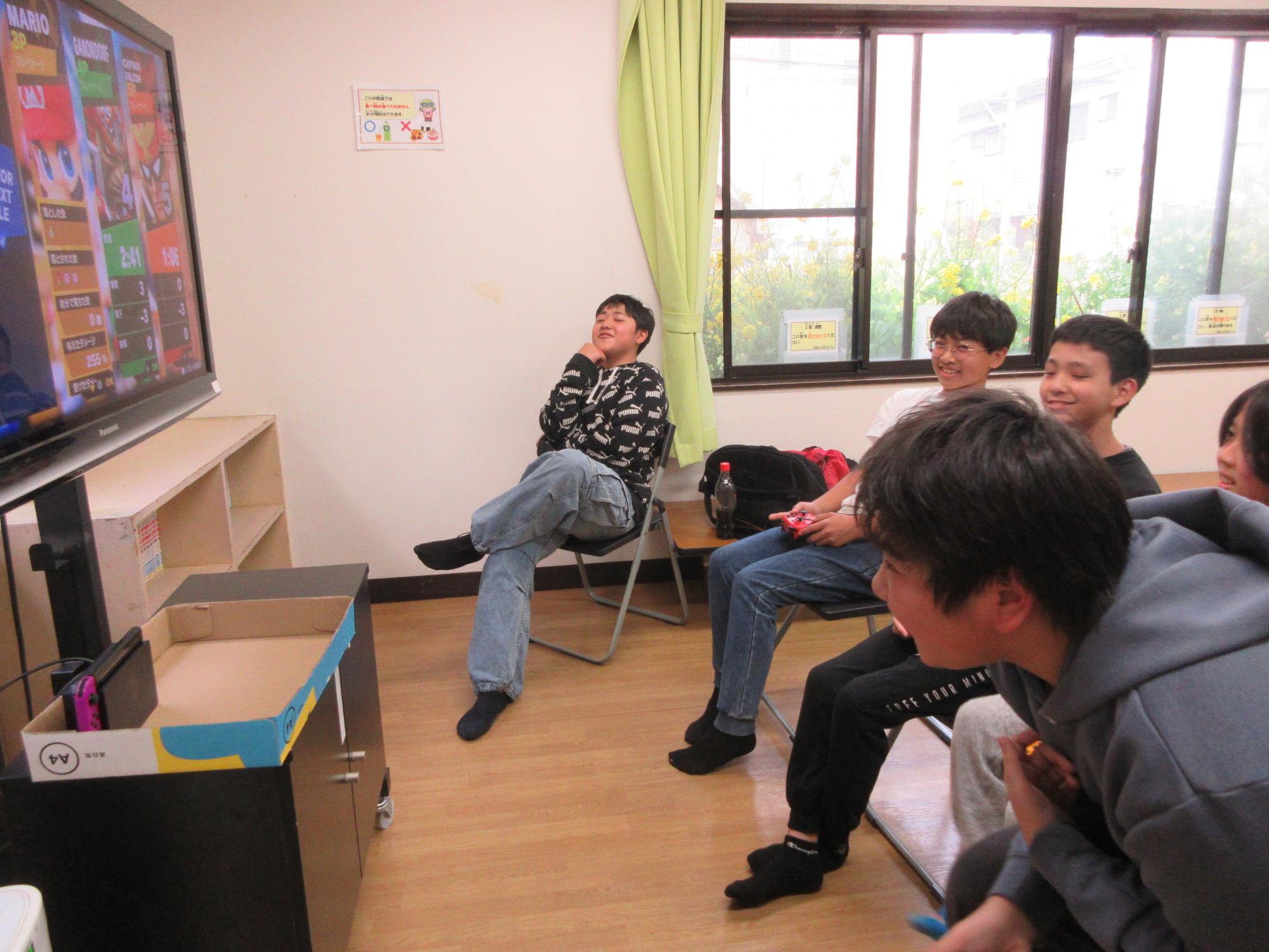 中学生のグループがゲームで遊んでいる様子の写真