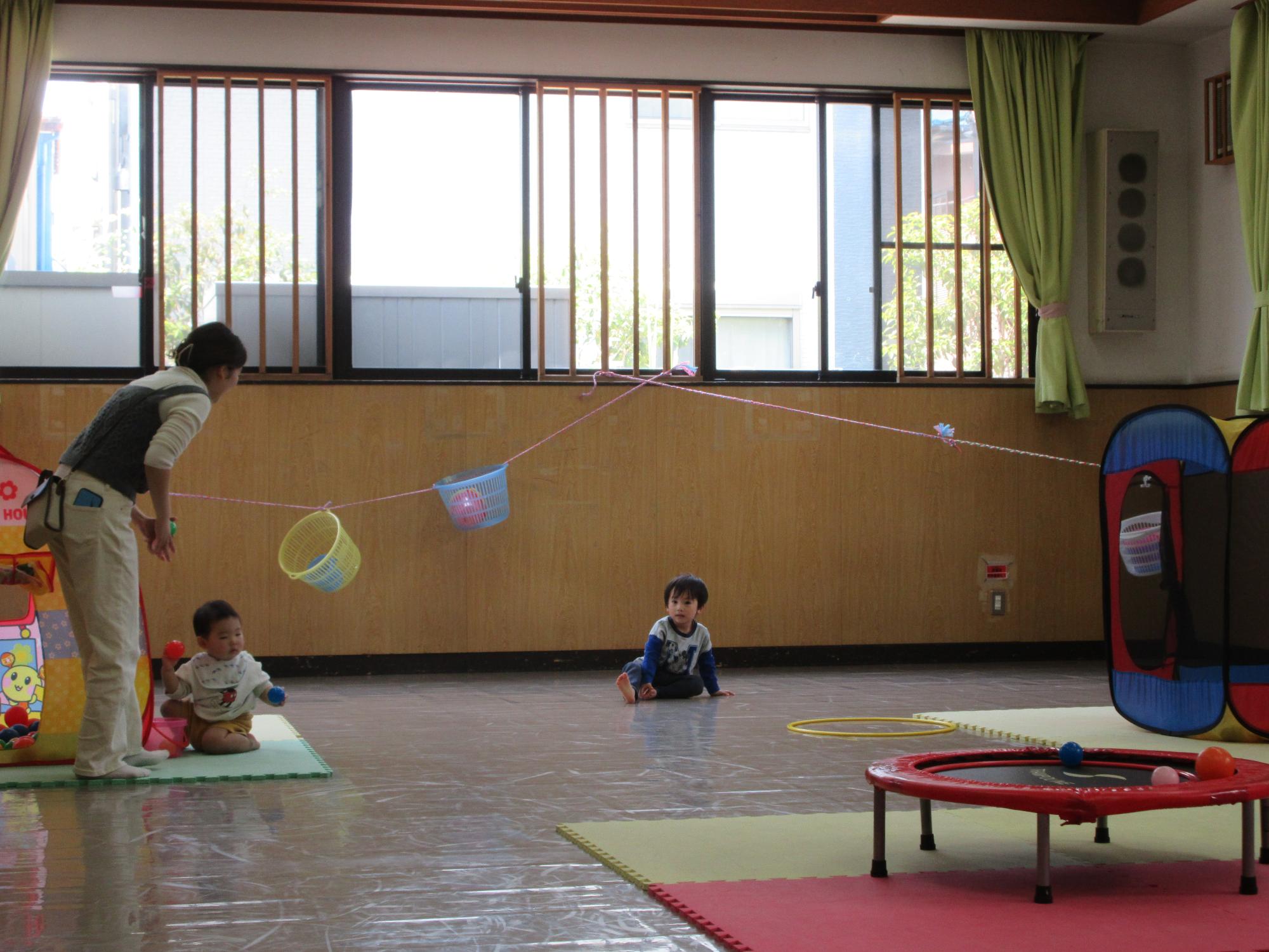 親子がボールを投げ合いながら遊んでいる様子の写真