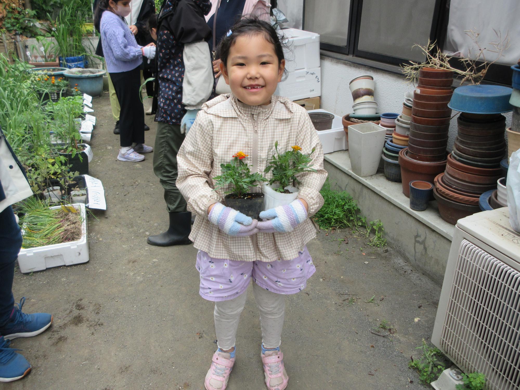 貰ったお花を抱える子どもの写真