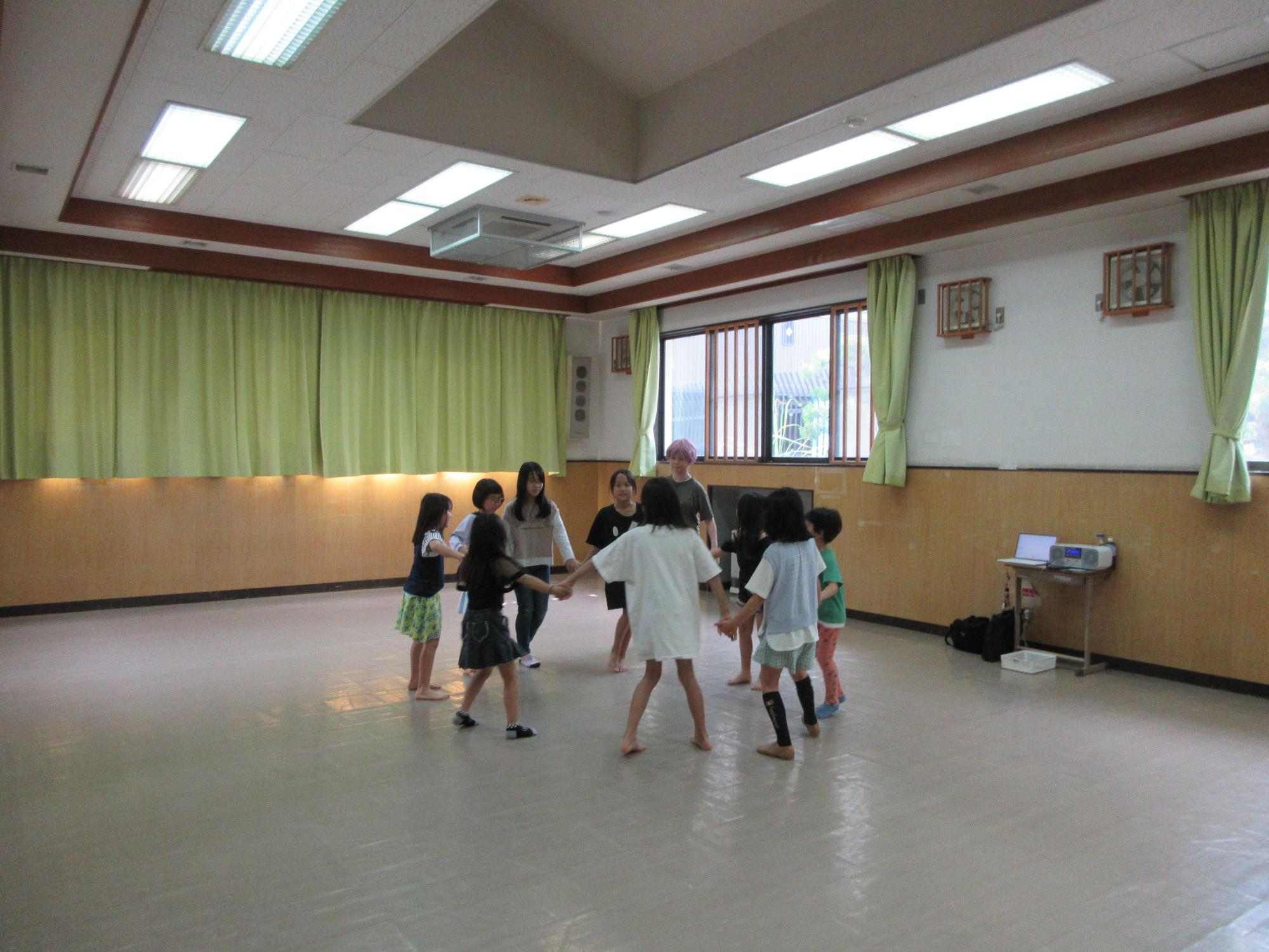 輪になって集まる子どもたちの写真