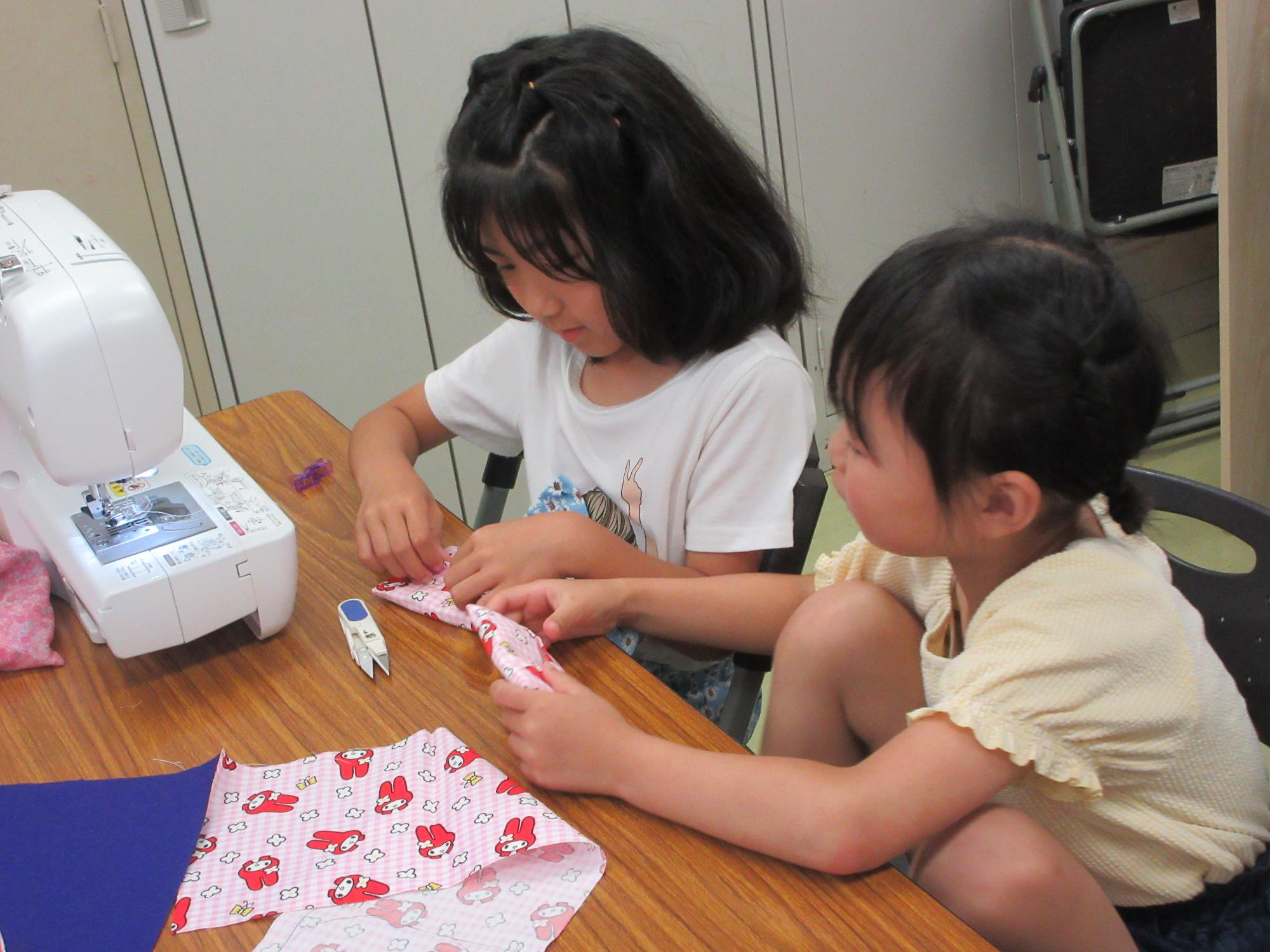 小物入れを仕上げている小学生の様子
