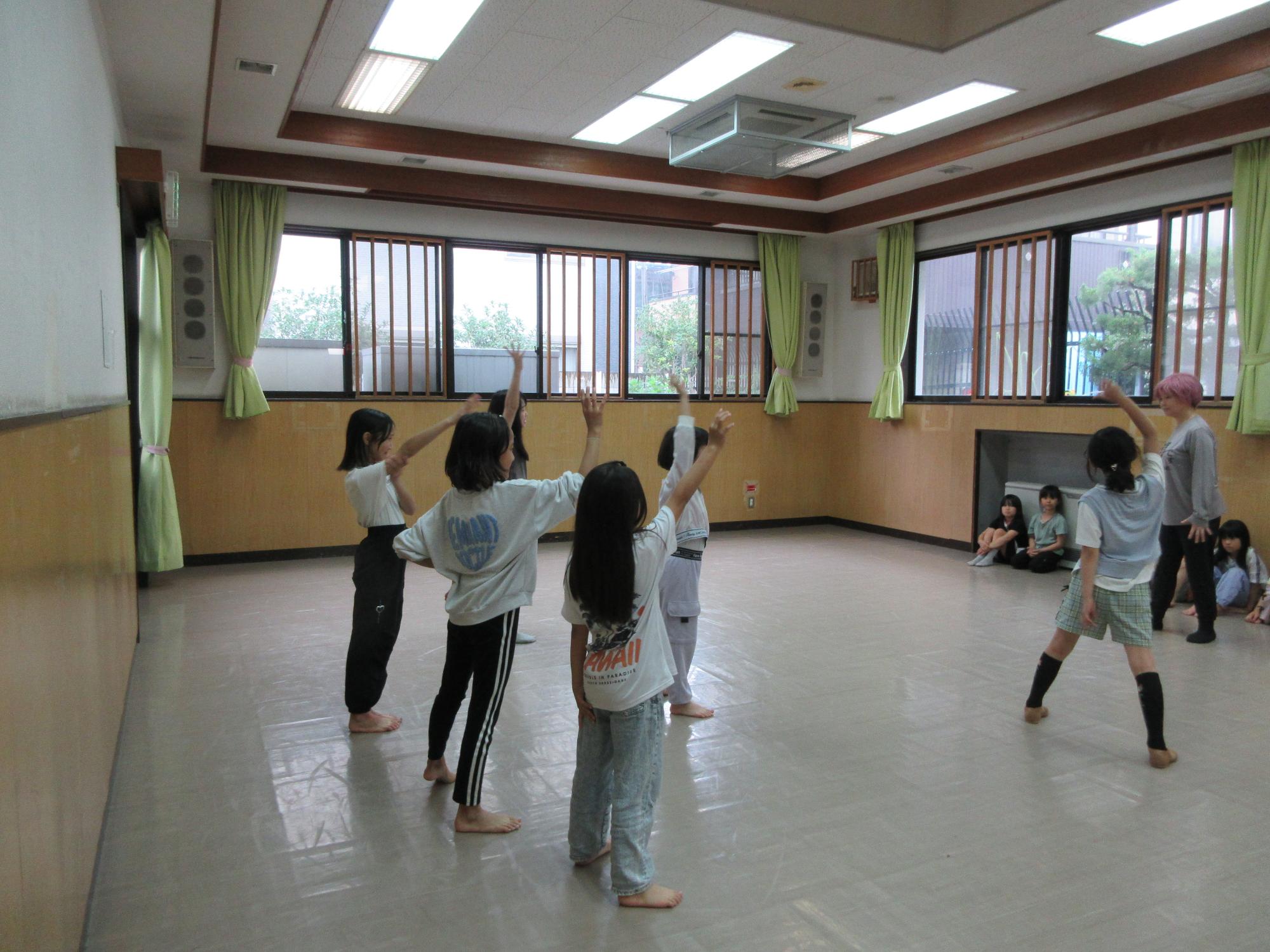 ダンスを披露する子どもと見ている参加者の様子