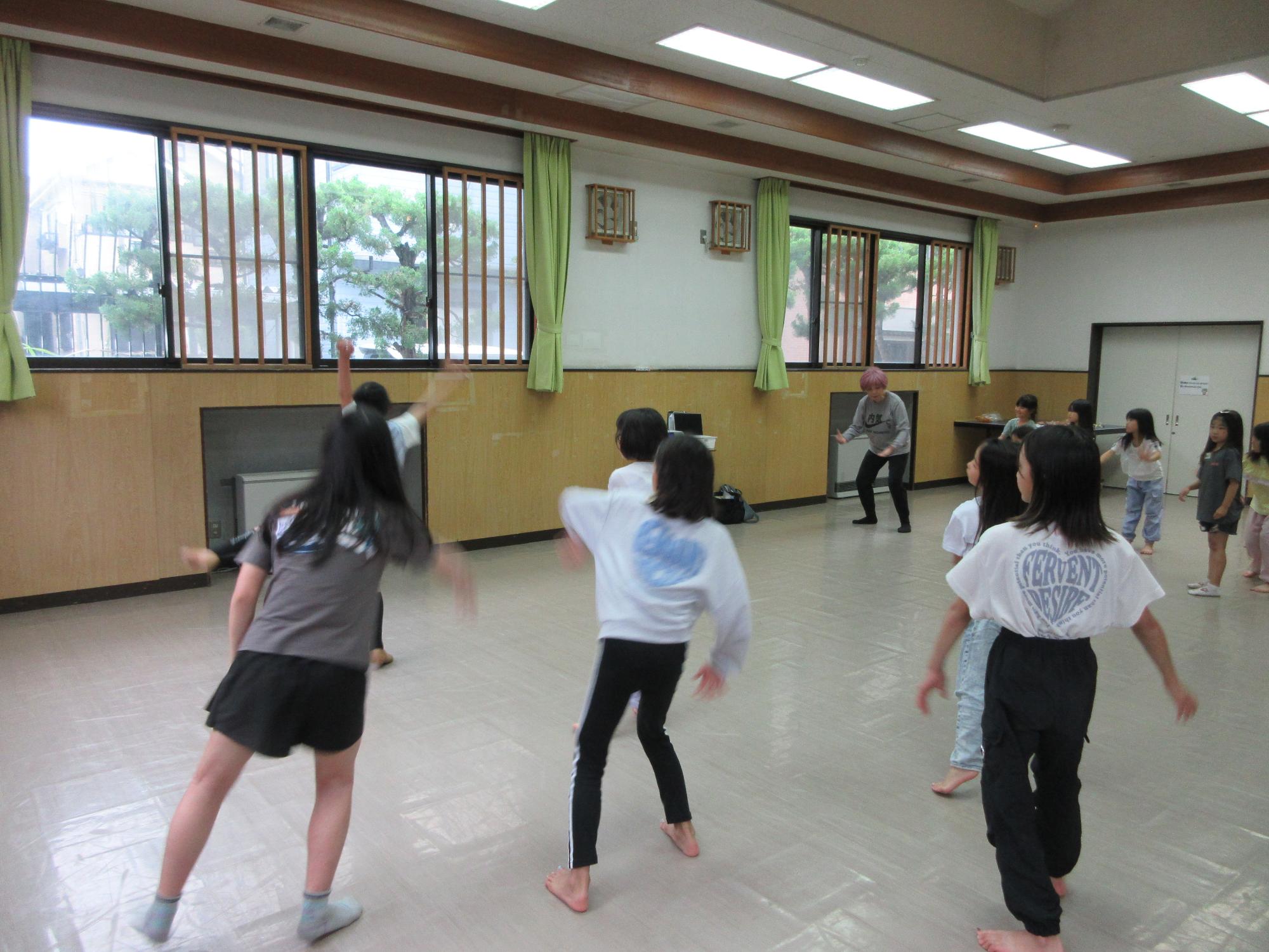 ダンスを練習する小学生の様子