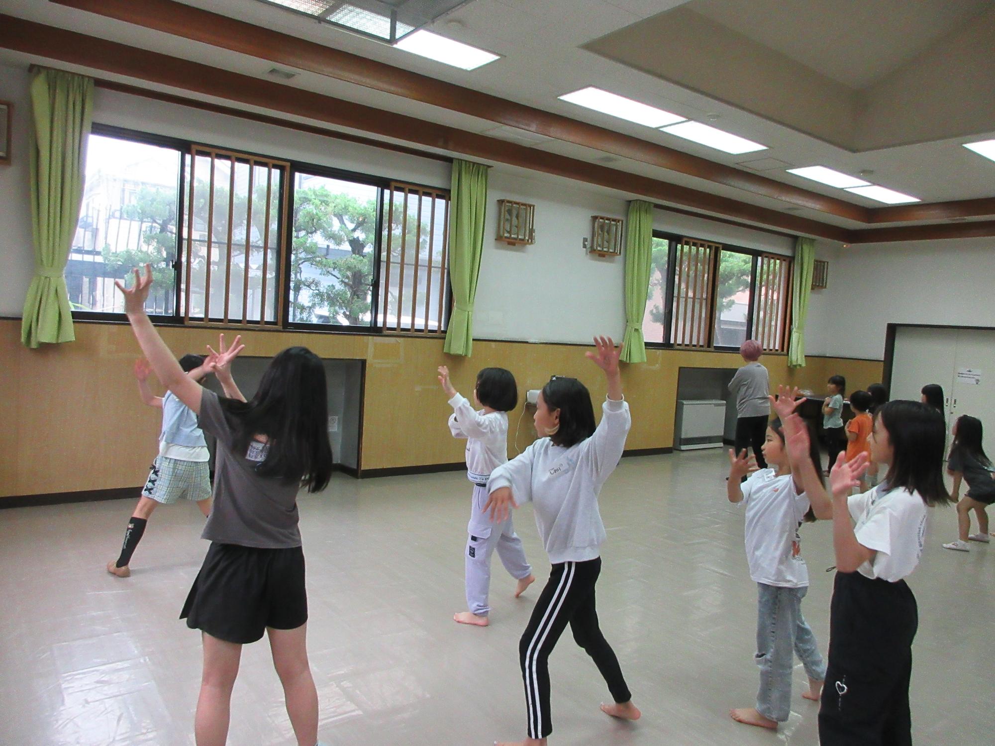 ダンスを練習する小学生の様子