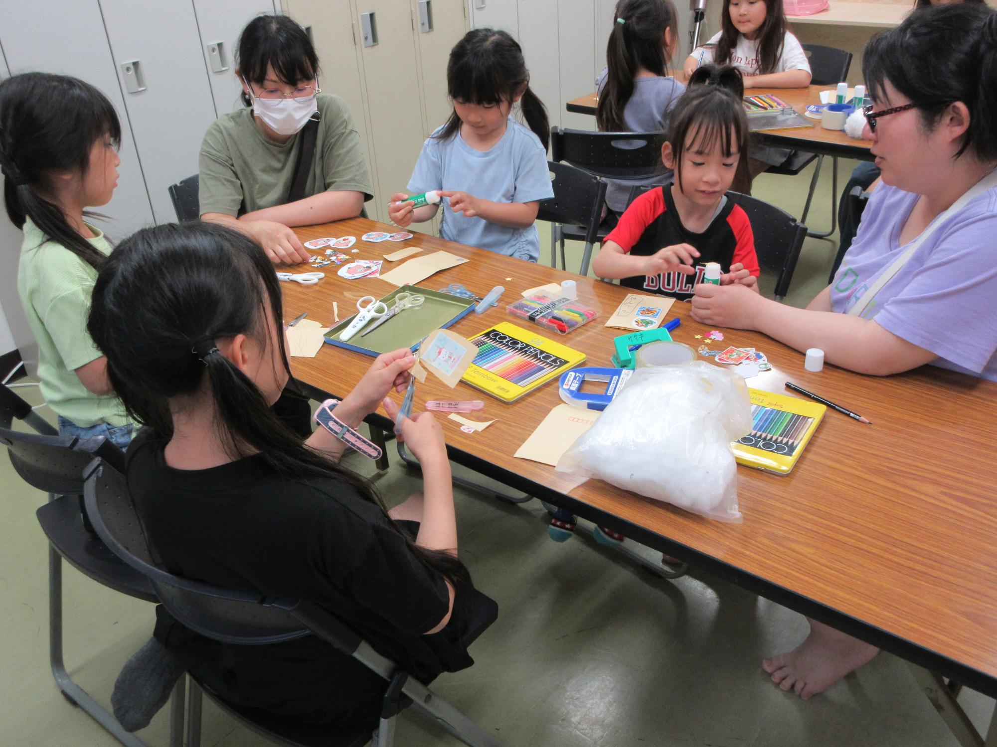 キーホルダーの柄をつくる参加者の様子