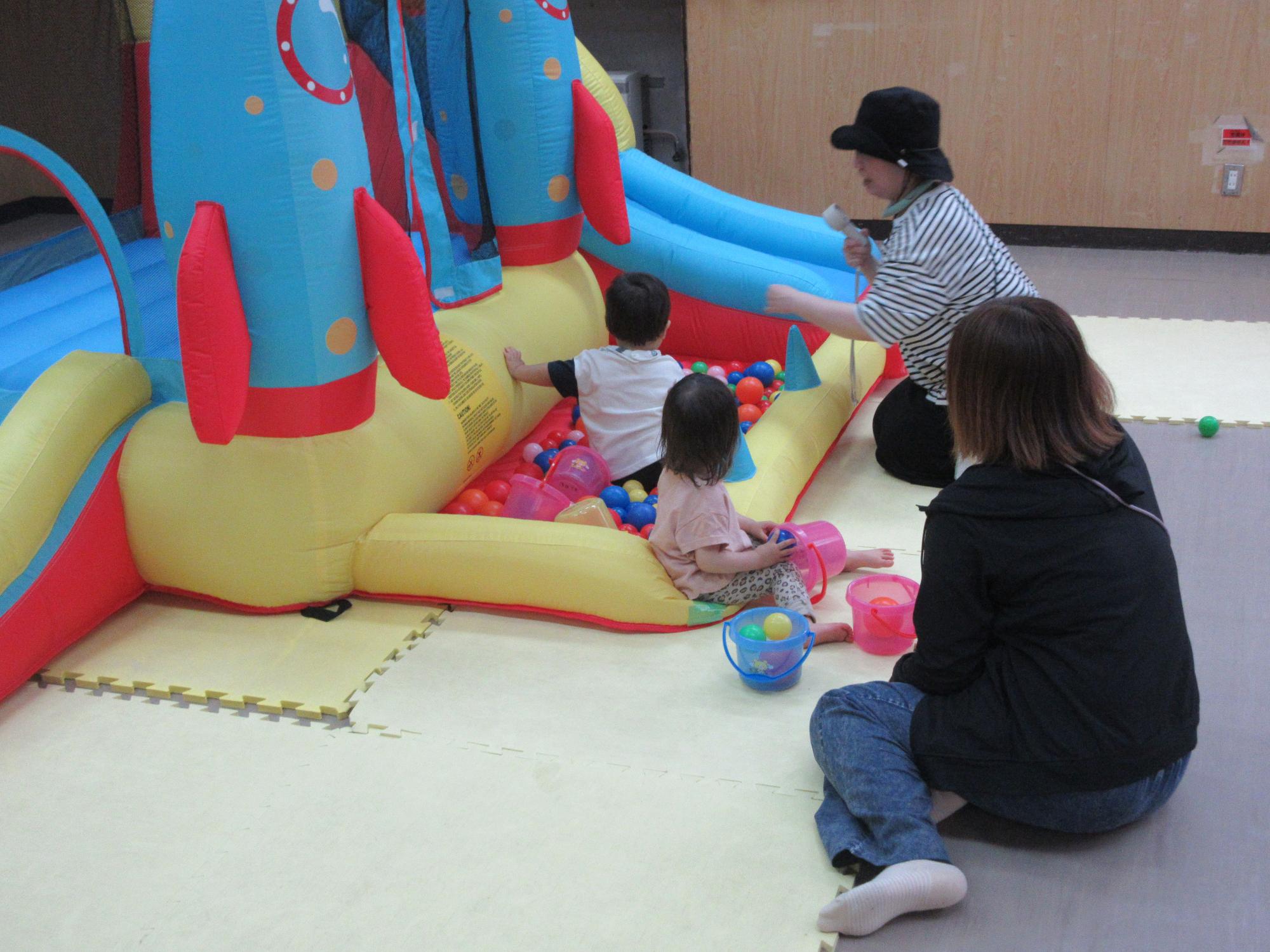 ボールプールで遊ぶ幼児親子の様子
