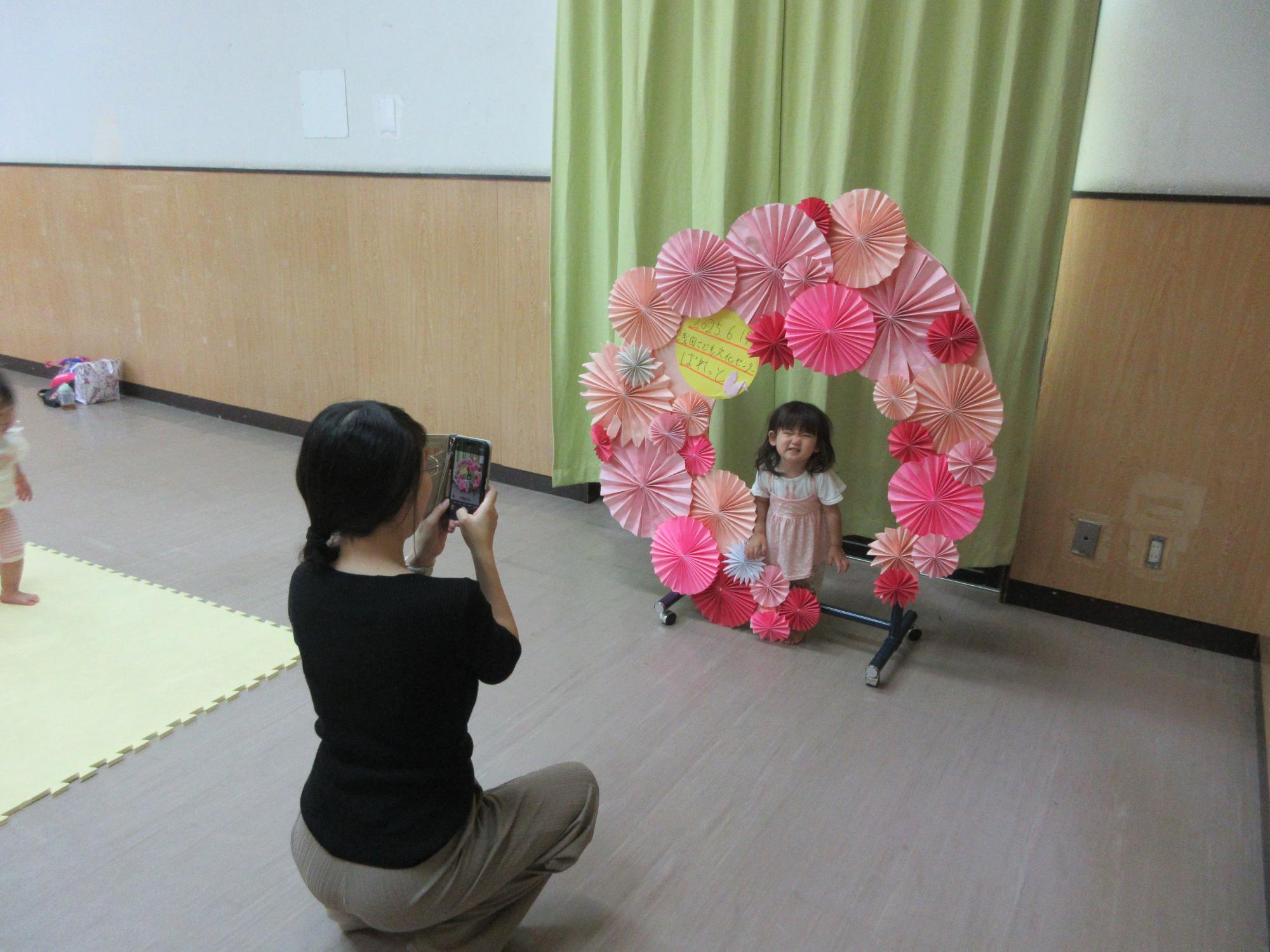 撮影スペースで写真を撮る幼児親子の様子