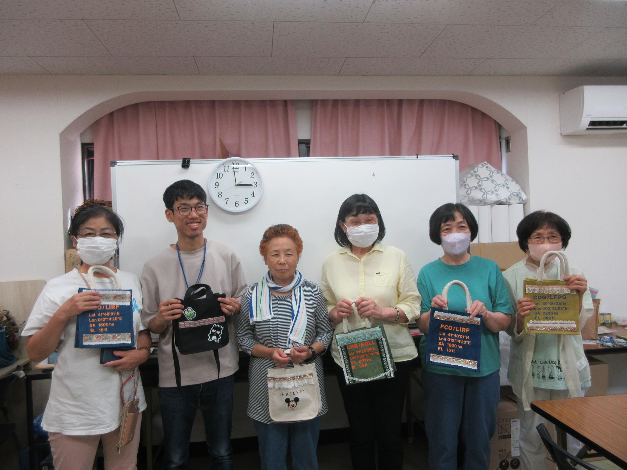 完成したバッグを持つ成人の写真