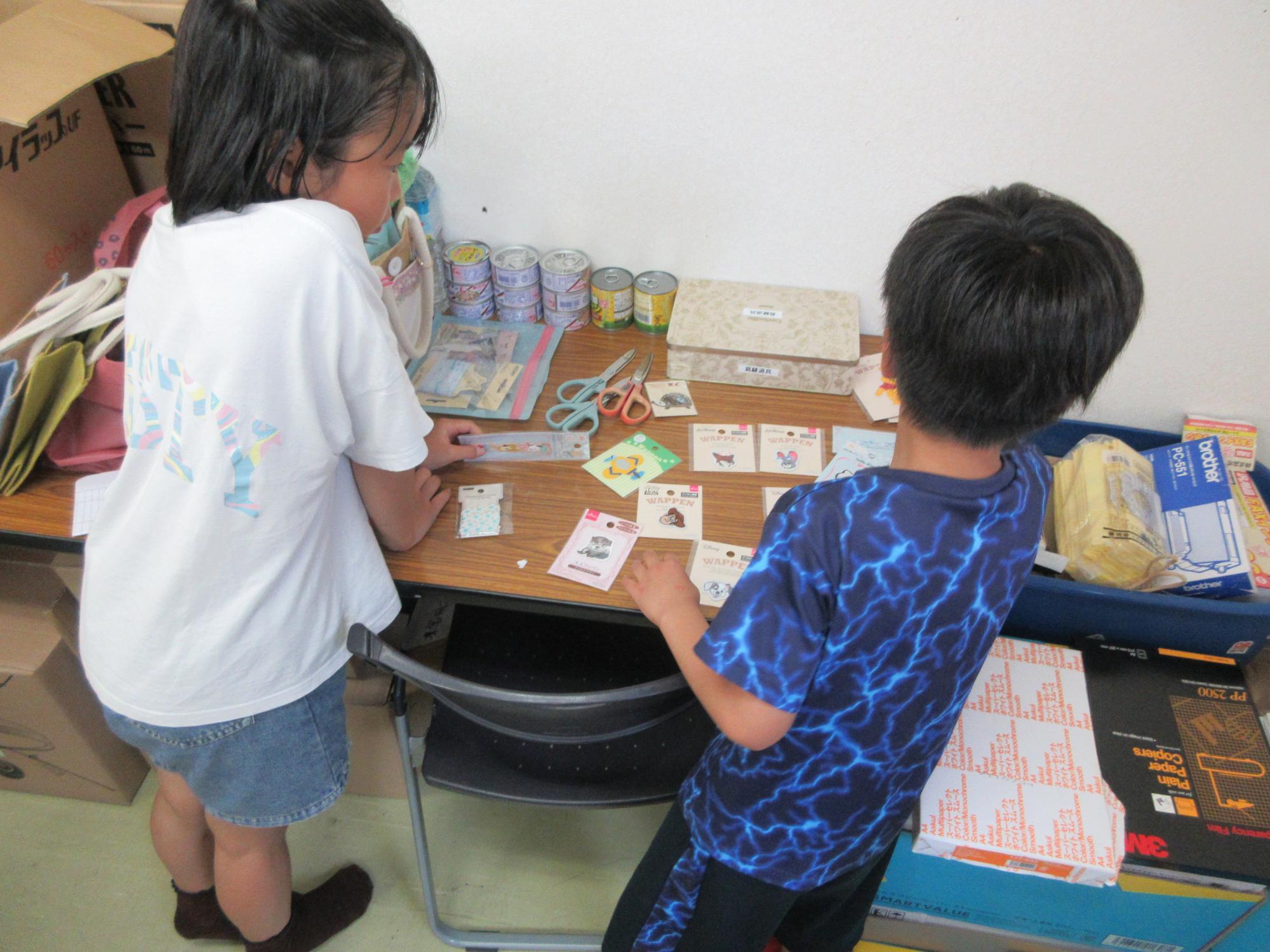 飾りを選んでいる小学生の様子
