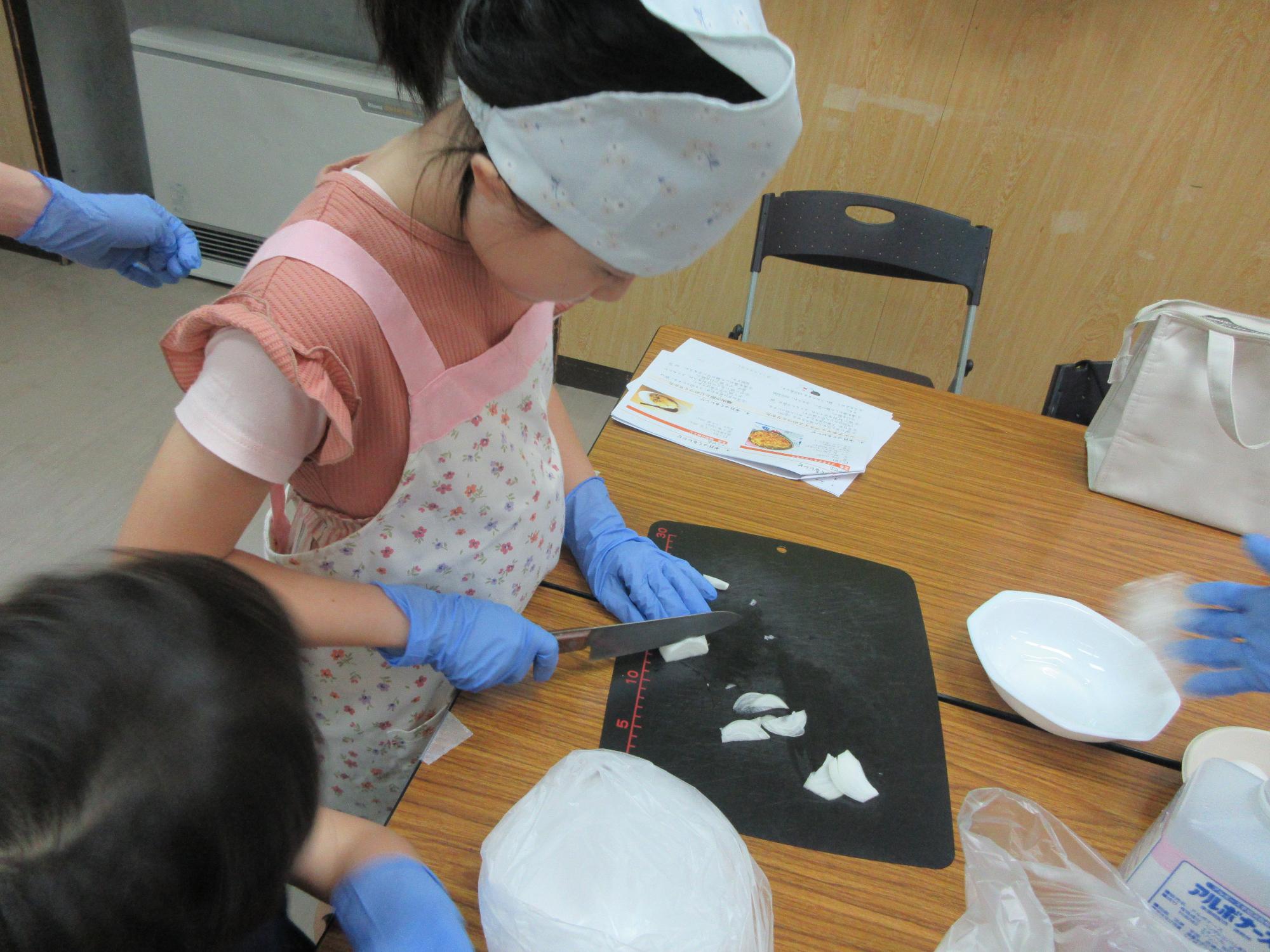 玉ねぎを切る小学生の様子