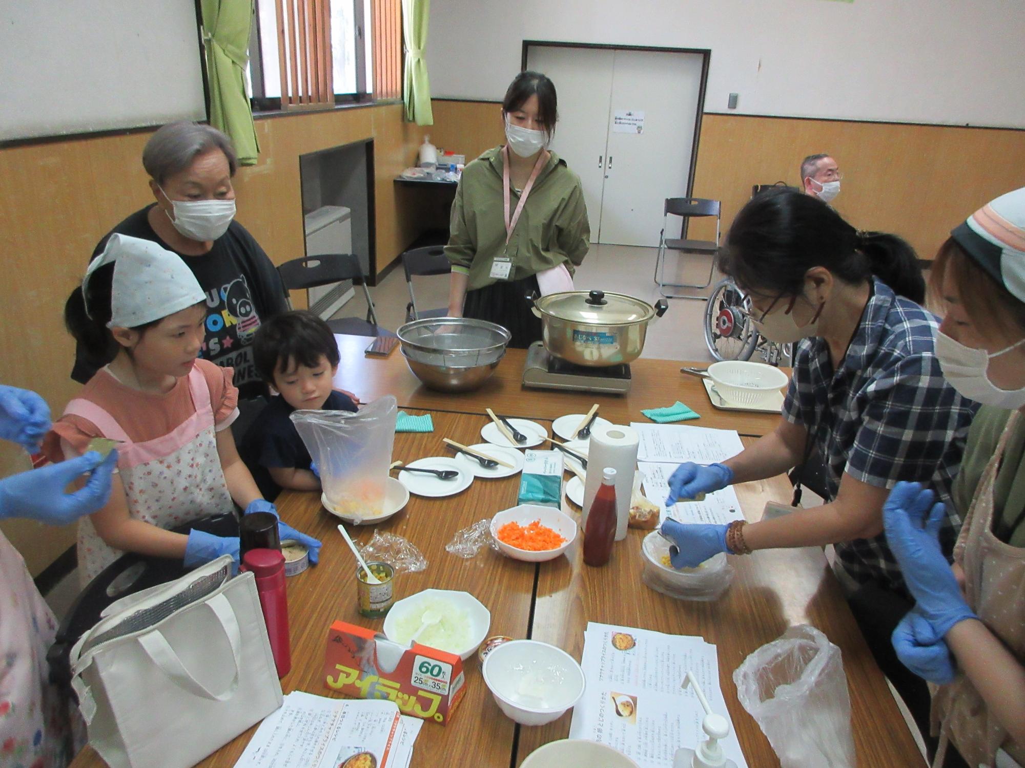 食材を袋に入れる参加者の様子