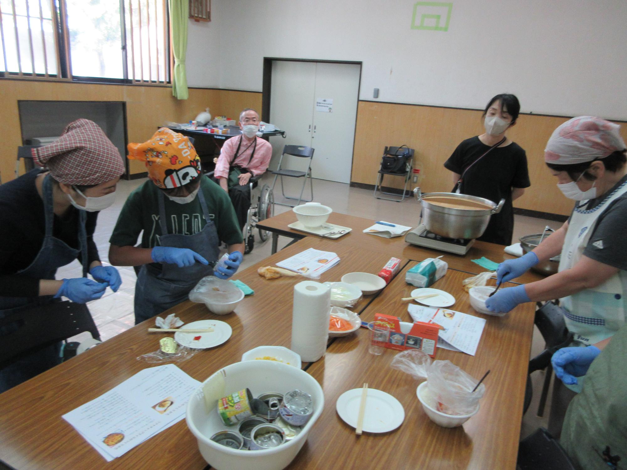 食材を袋に入れる参加者の様子