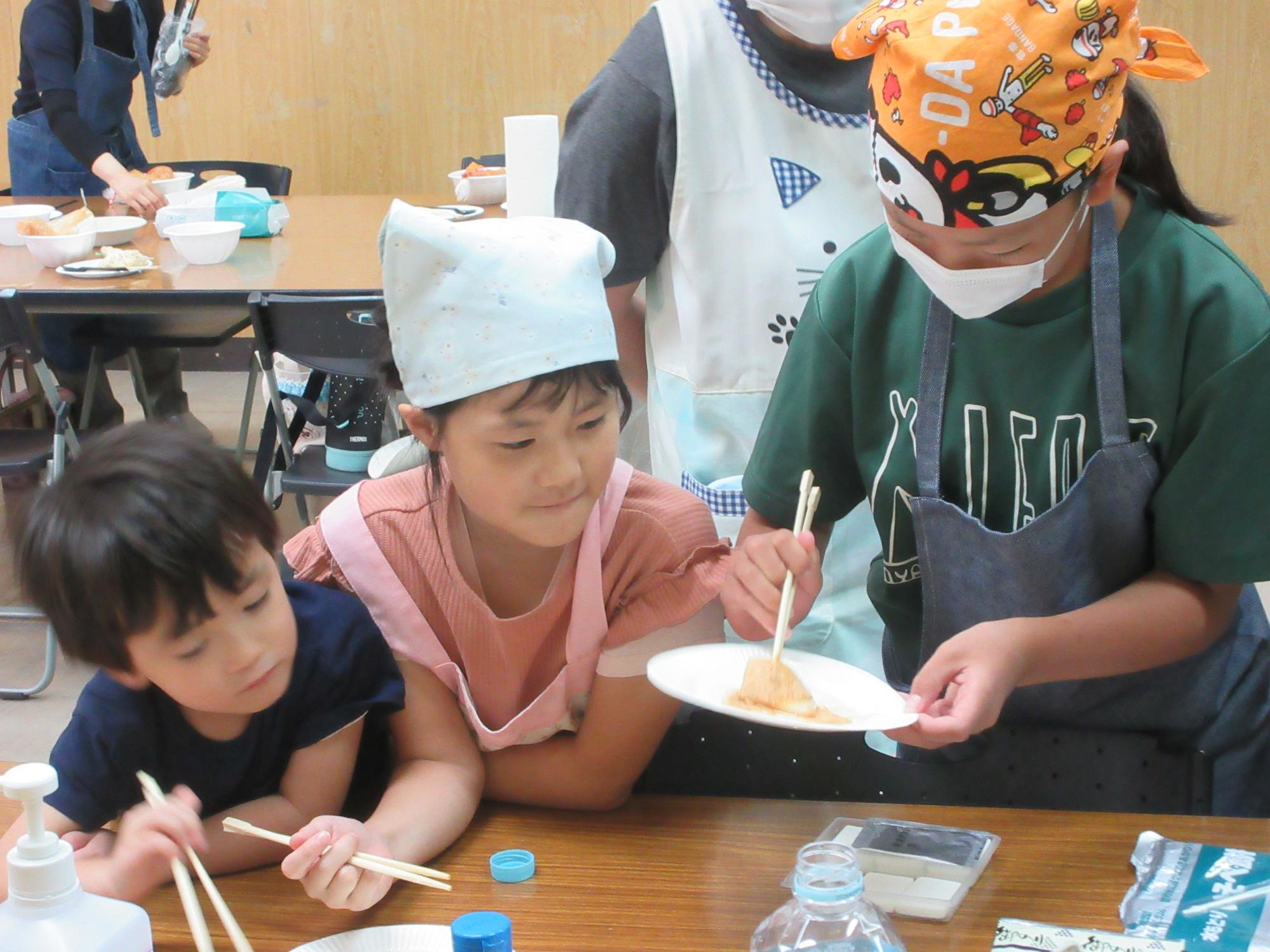 災害用の餅を試食する子どもの様子