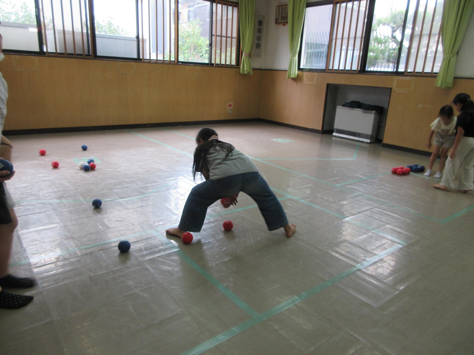 ボッチャで対戦する子どもの様子