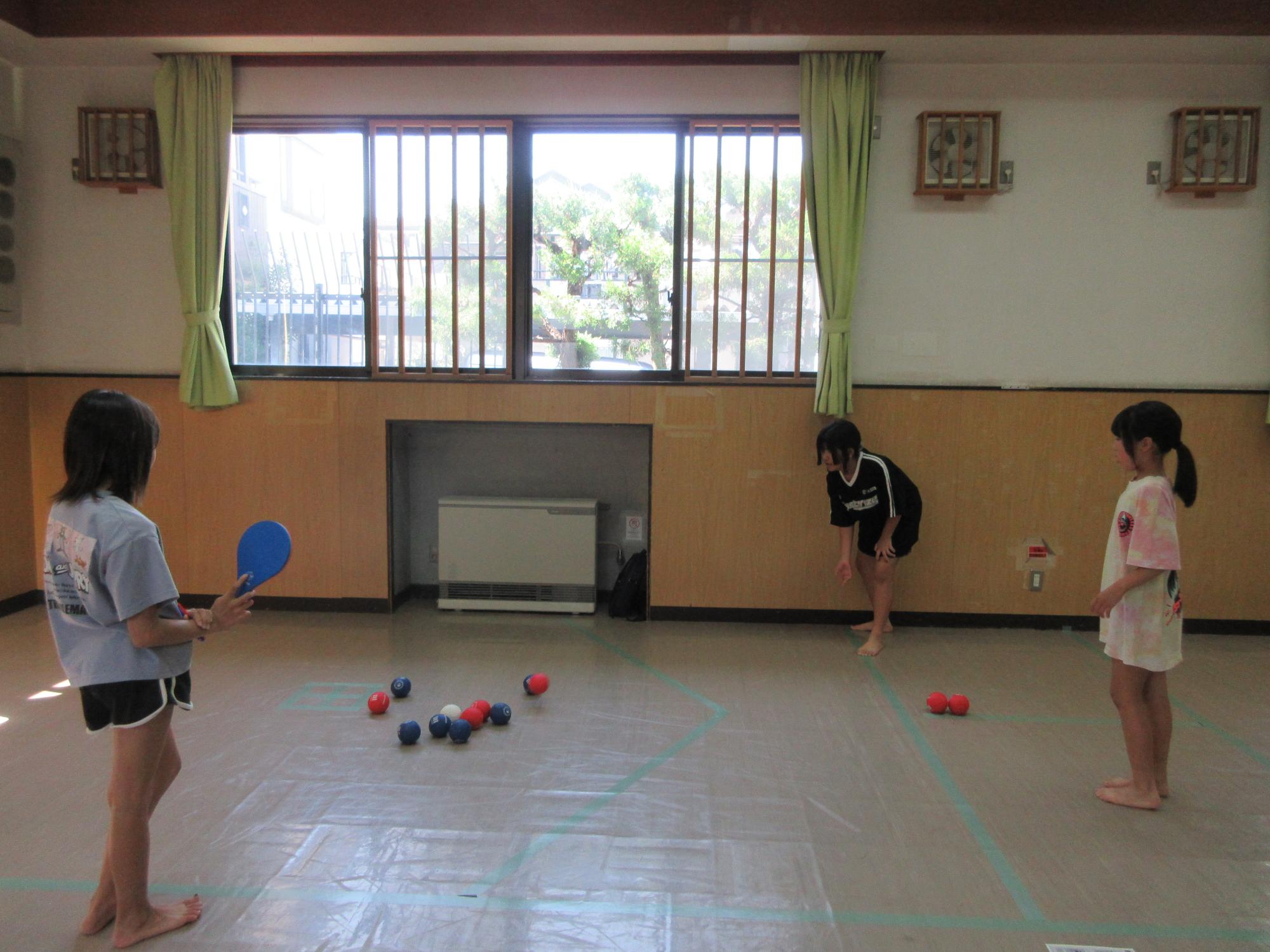 ボッチャで対戦する子どもの様子