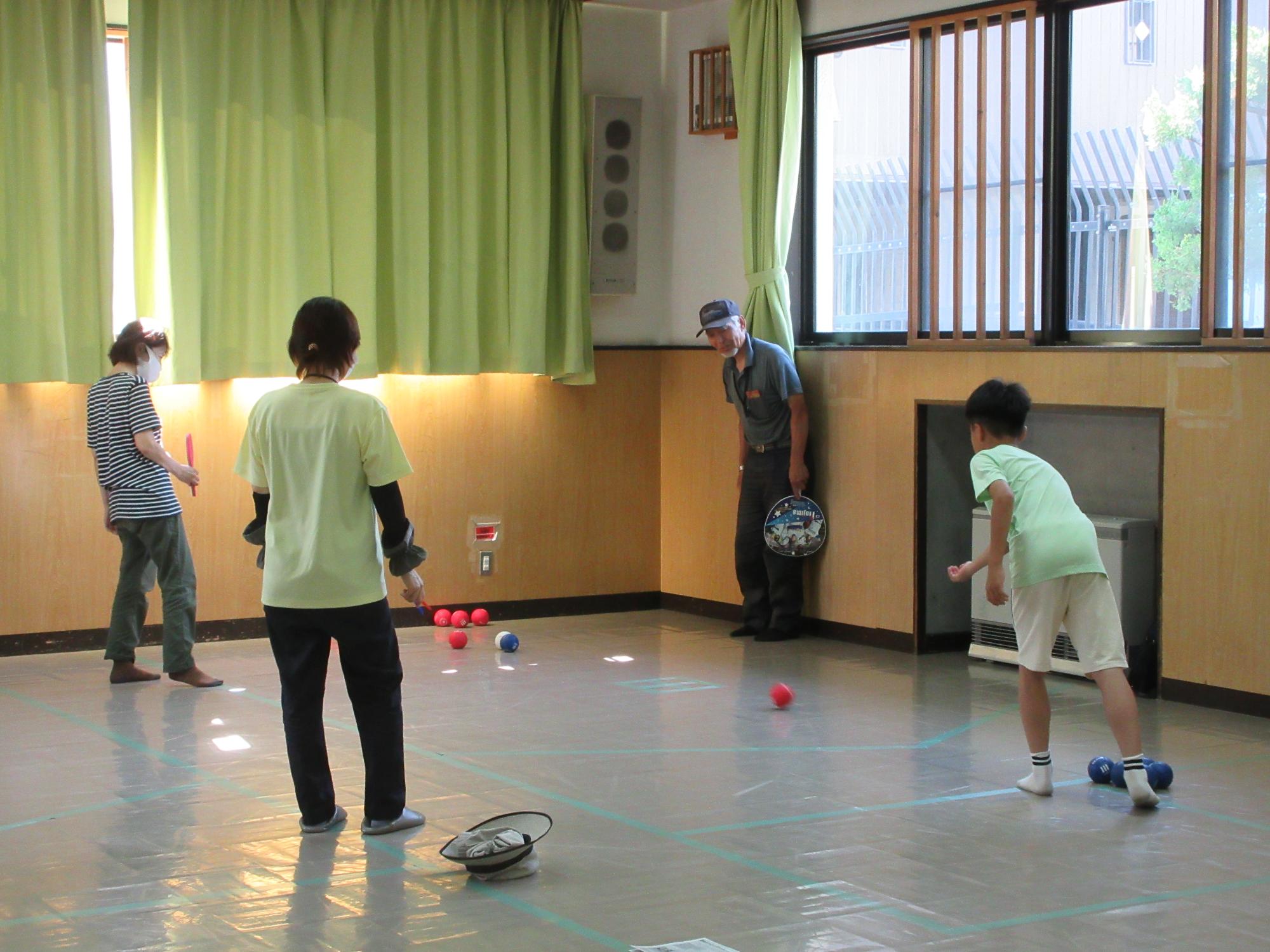 ボッチャで対戦する子どもと成人の様子