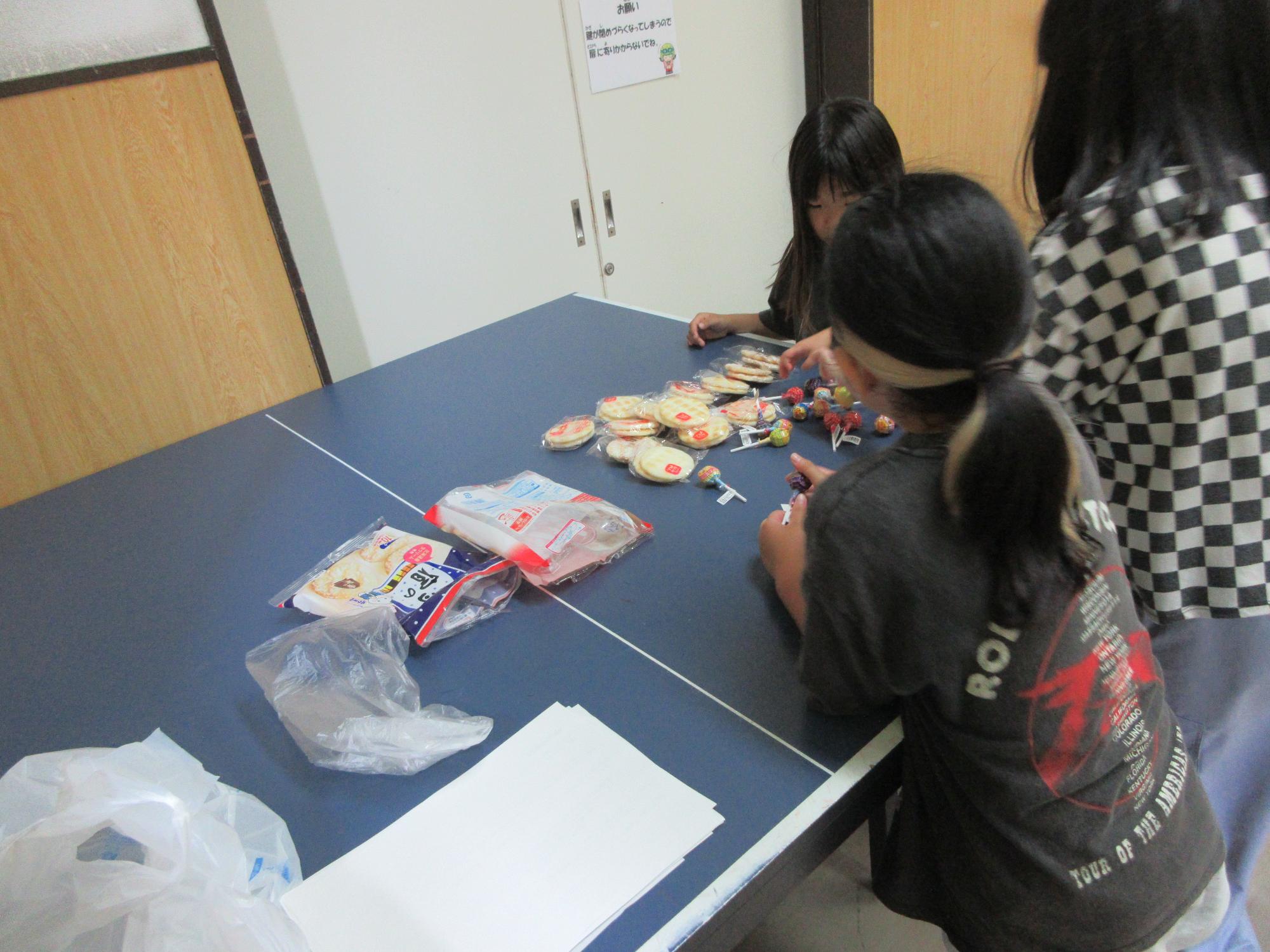 児童たちがお菓子を選んでいる様子