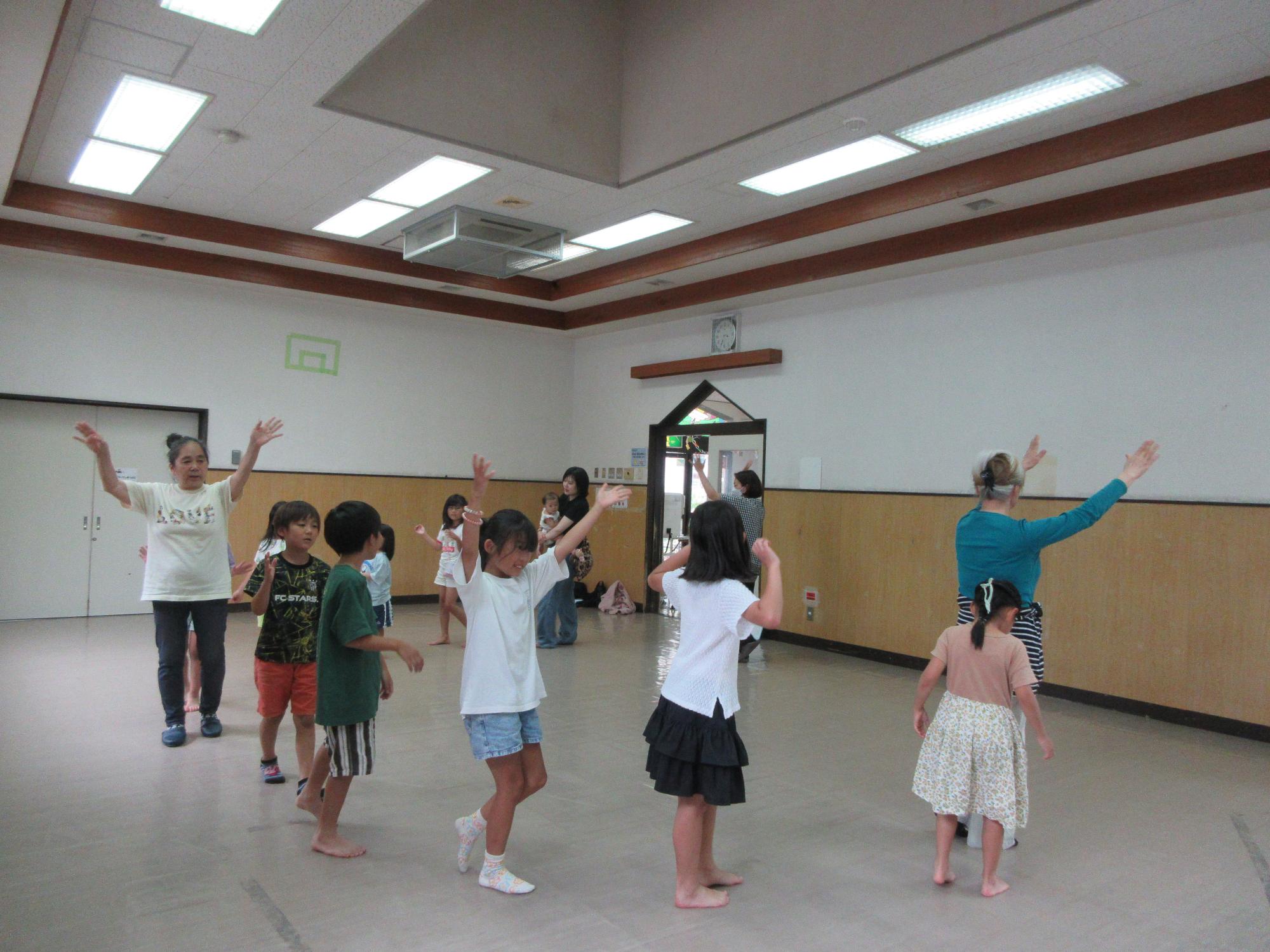 児童たちが盆踊りの練習をしている様子