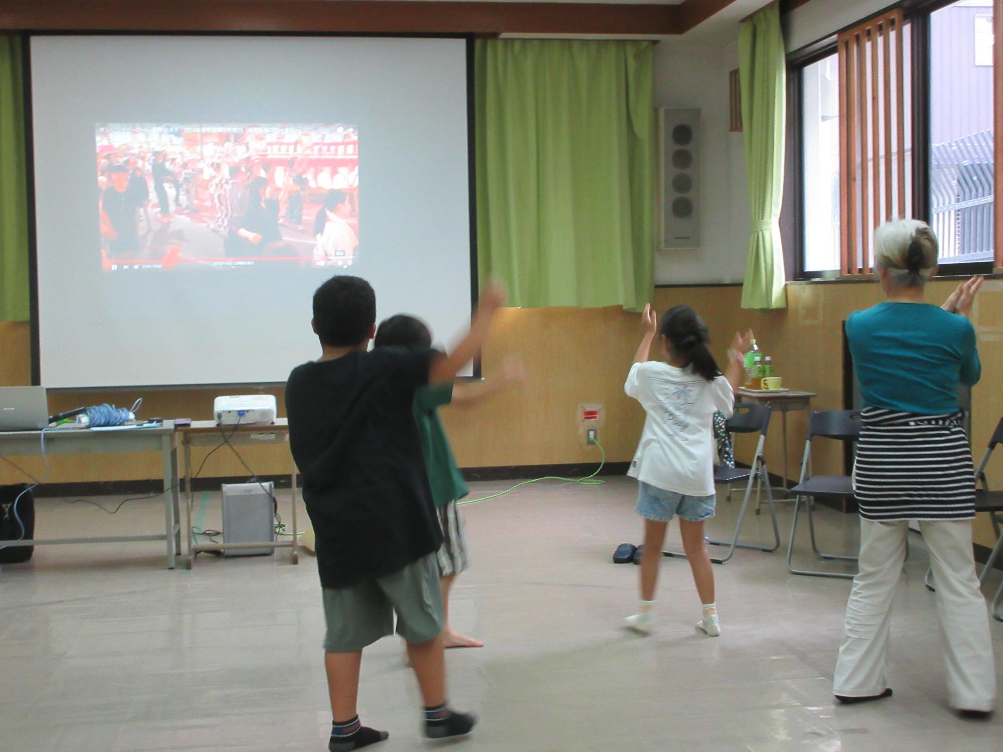 児童たちが盆踊りの練習をしている様子