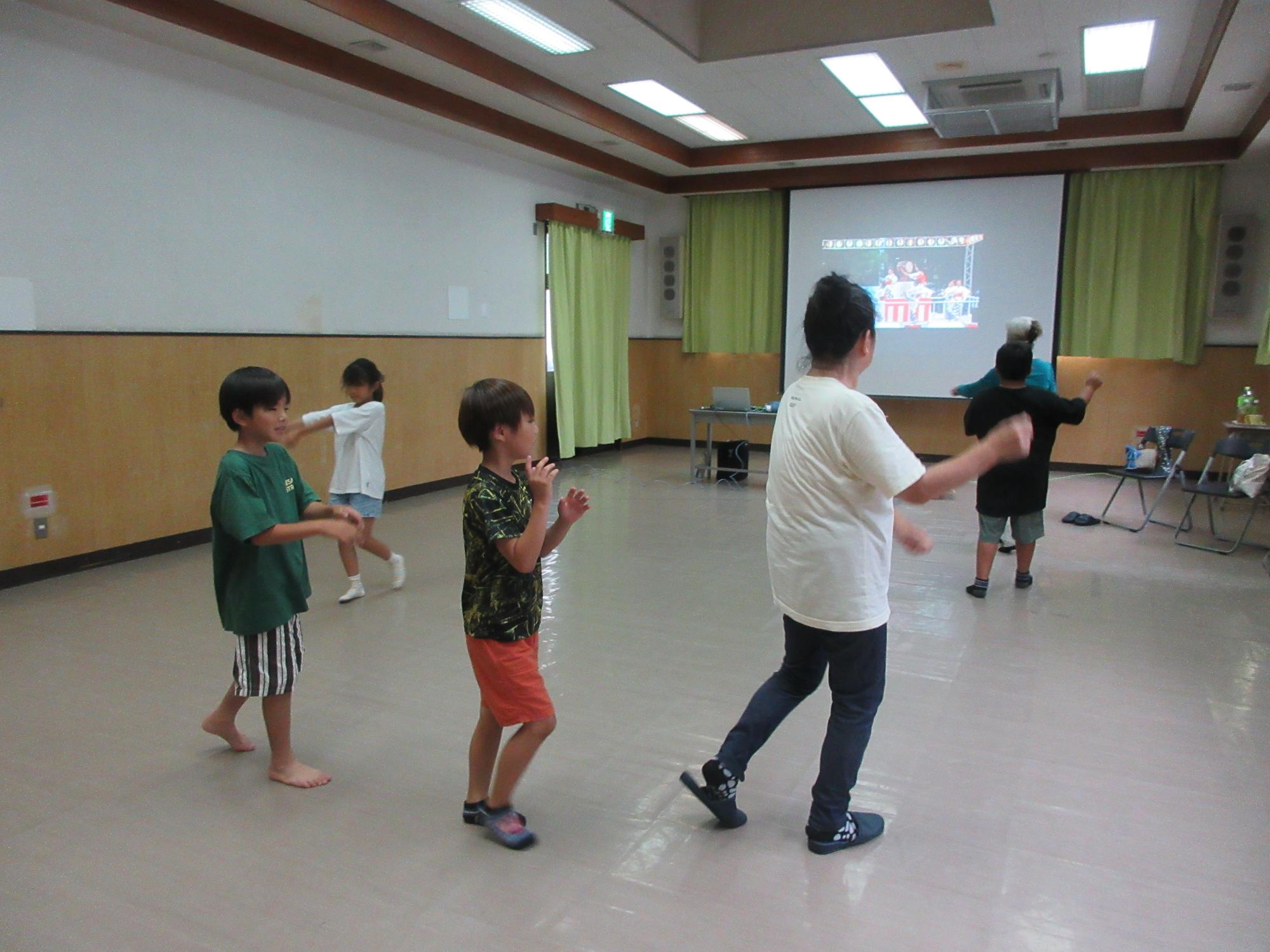 児童たちが盆踊りの練習をしている様子