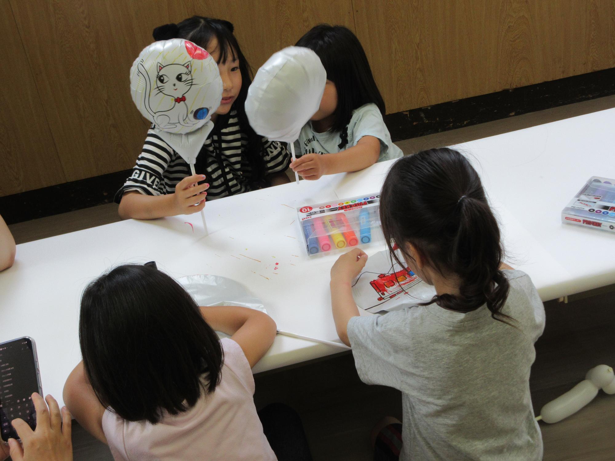 児童がバルーンで遊んでいる様子