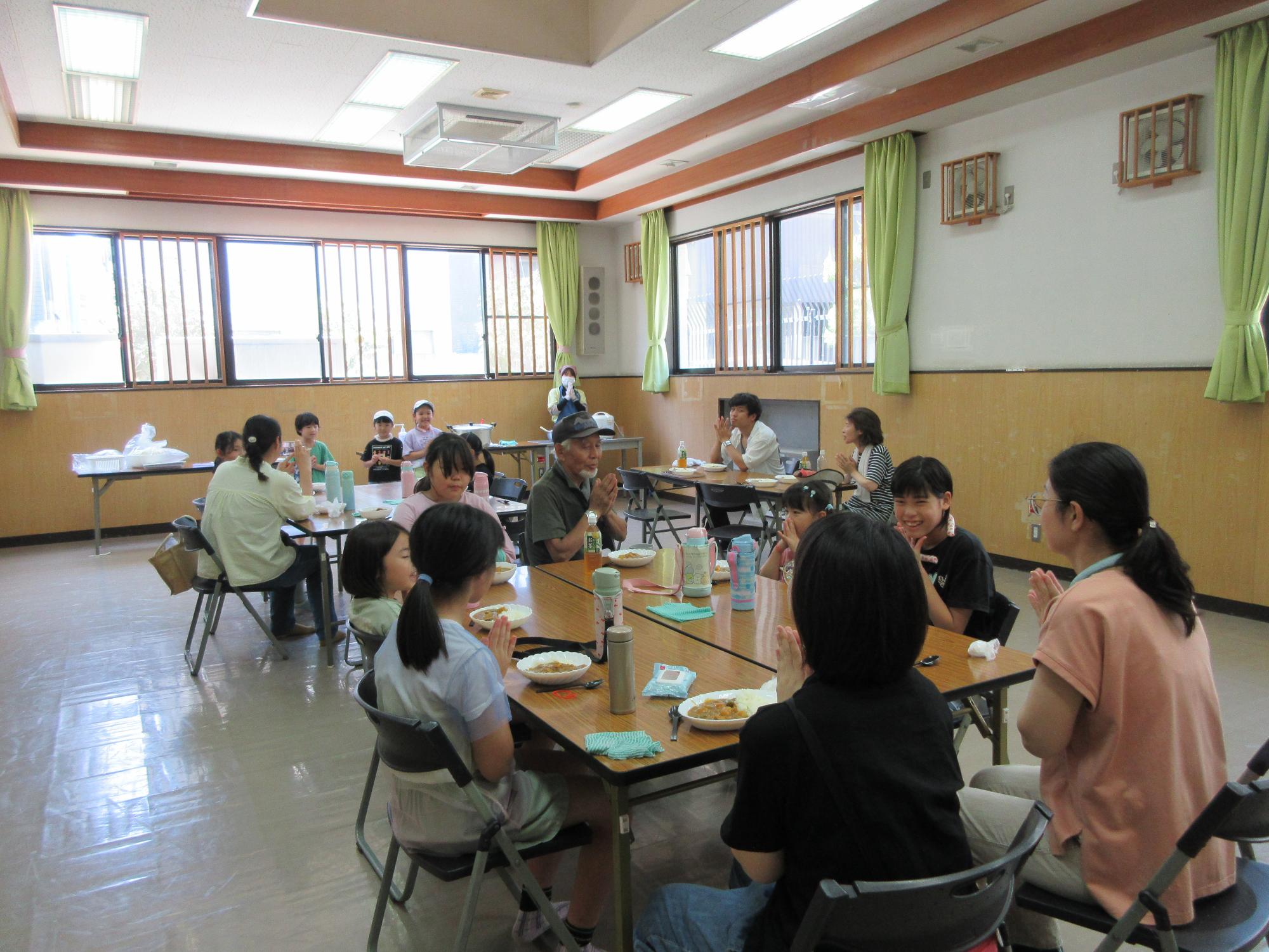 カレー昼食会の様子