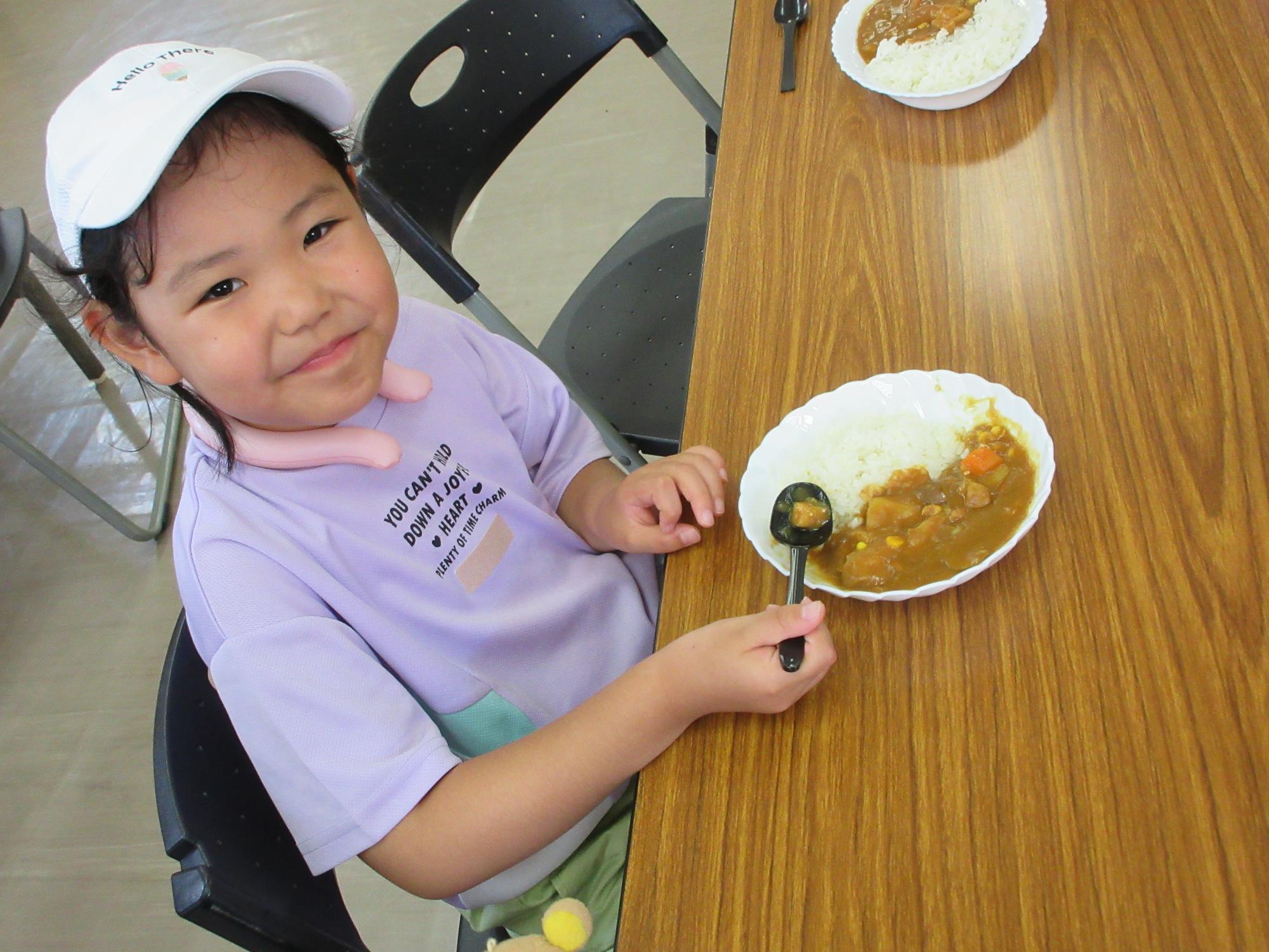 児童がカレーを食べている様子