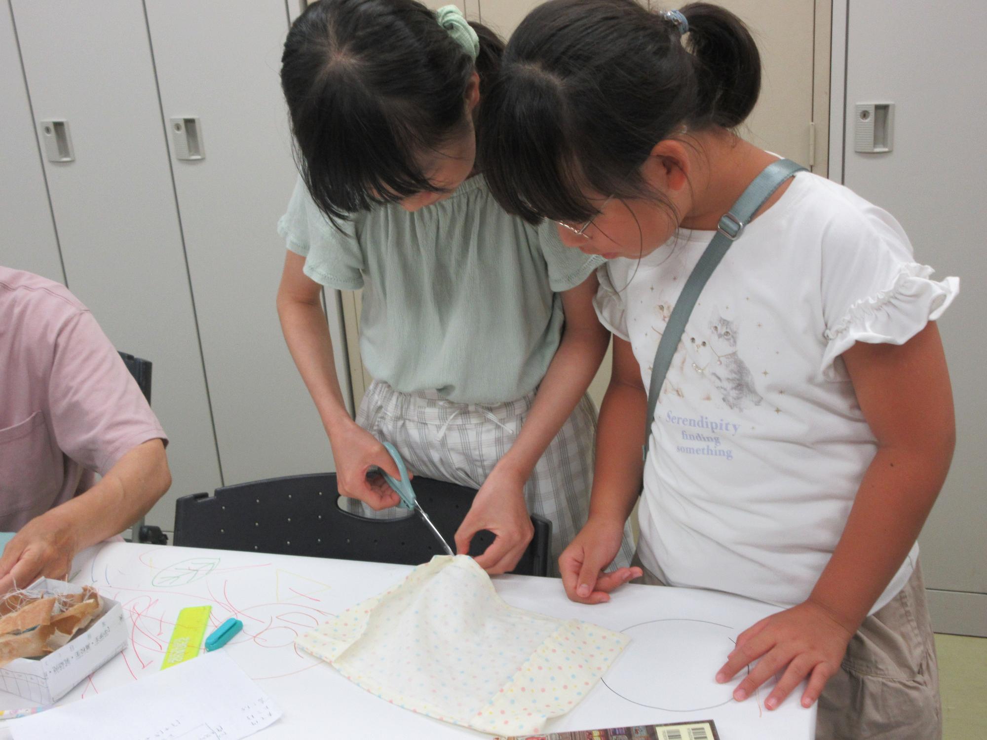 児童たちが布を切っている様子