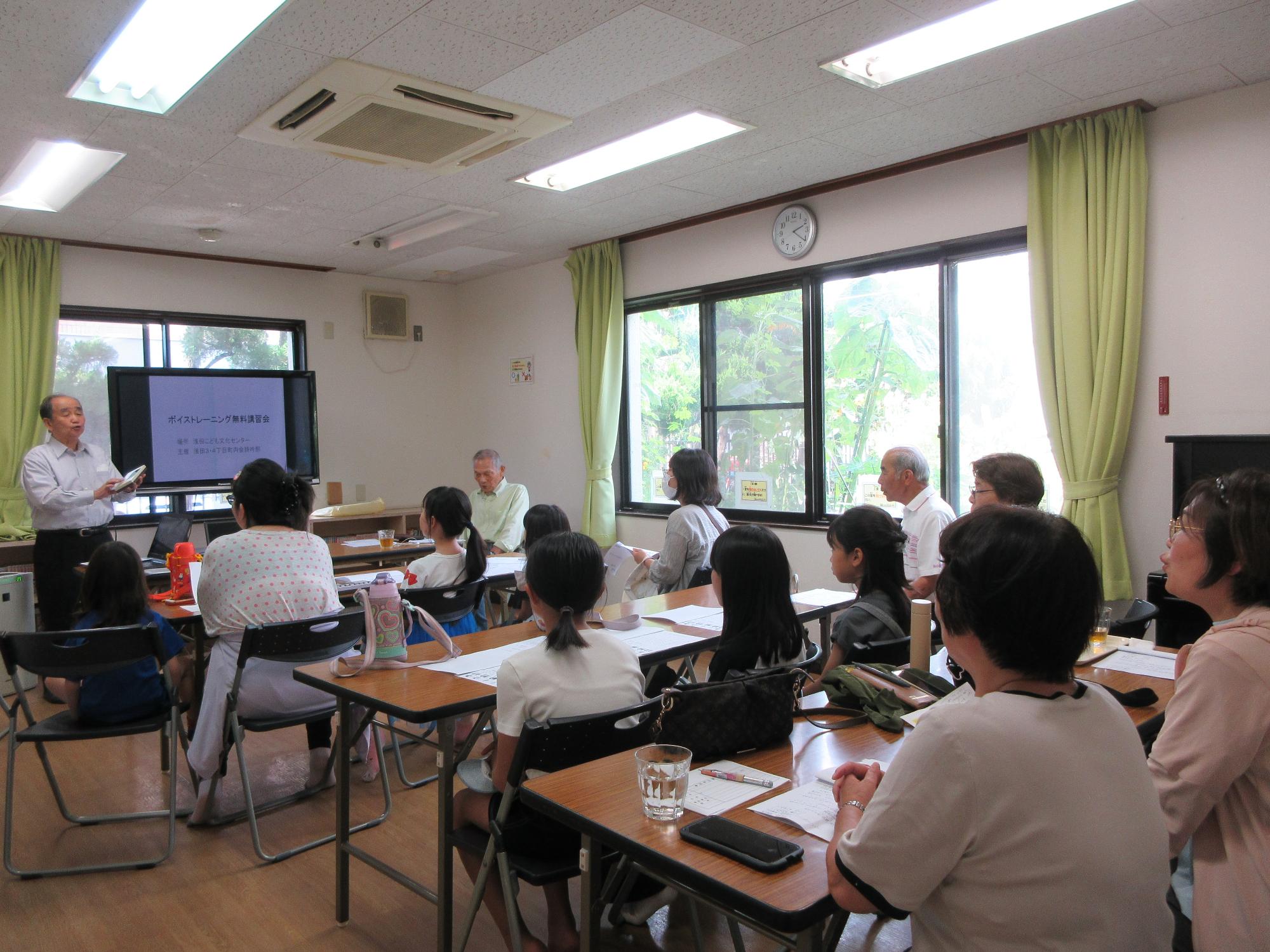 児童たちが詩吟を教わっている様子