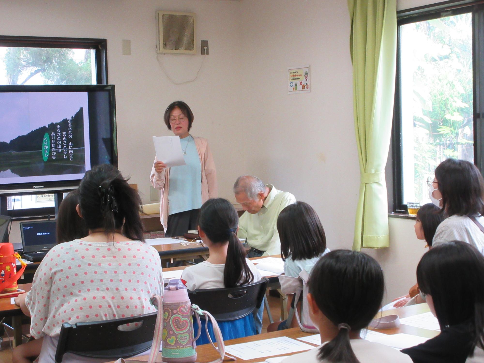 児童たちが詩吟を教わっている様子