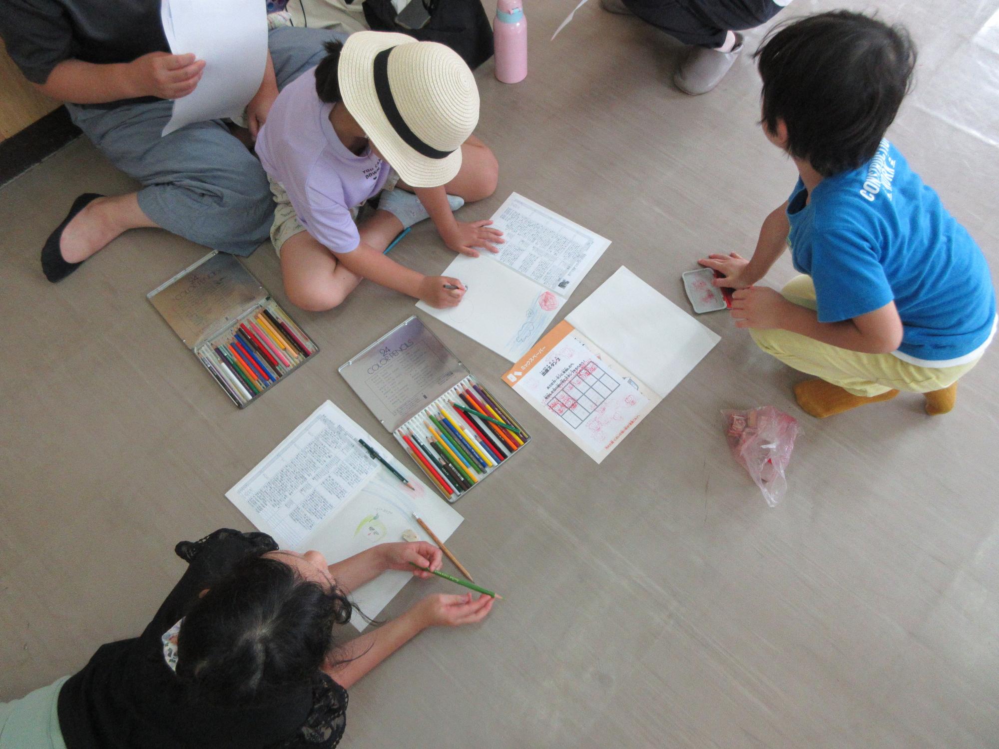 児童たちが絵日記を書いている様子