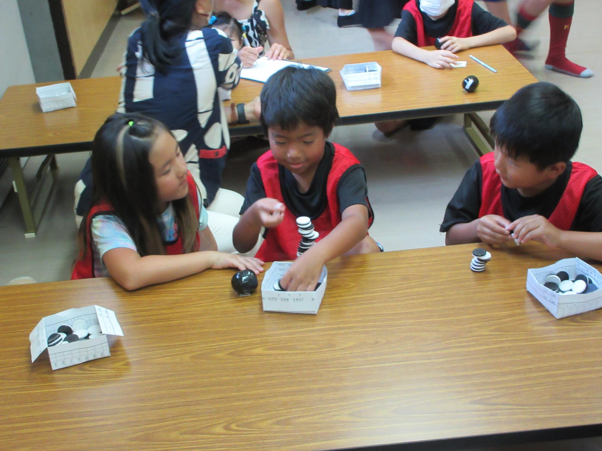 児童たちがオセロタワーで遊んでいる様子