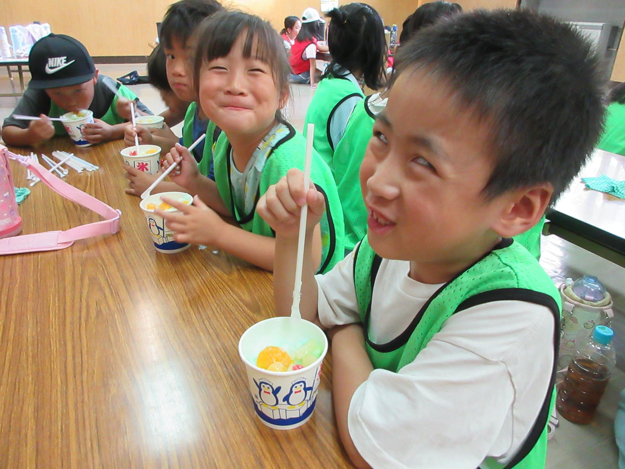 児童たちがかきごおりを食べている様子