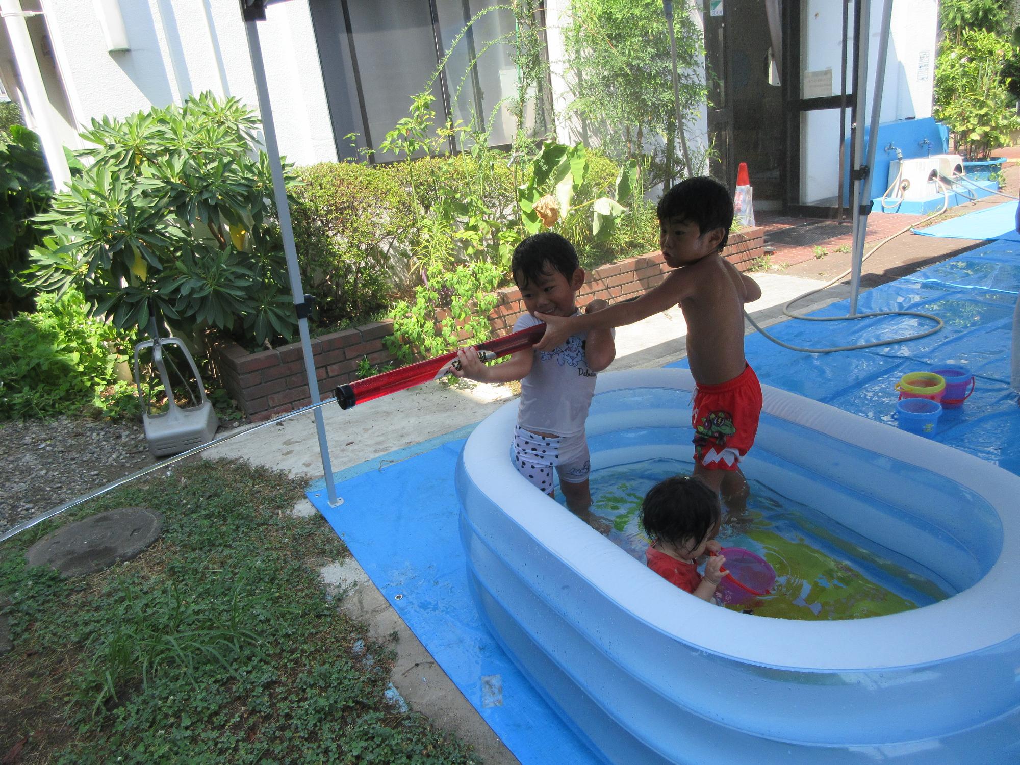 幼児さんが水鉄砲で遊んでいる様子