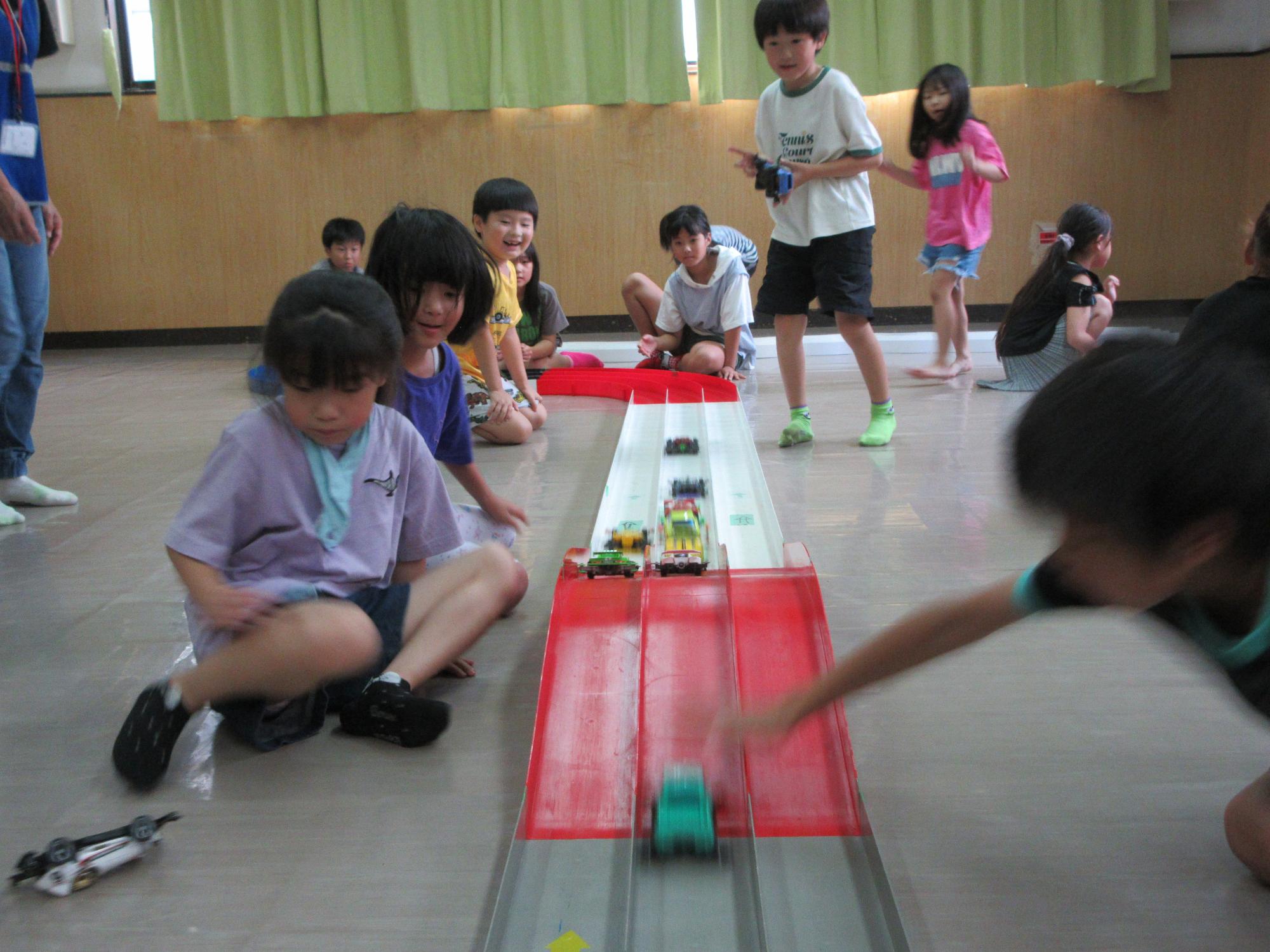 児童たちがミニ四駆で遊んでいる様子