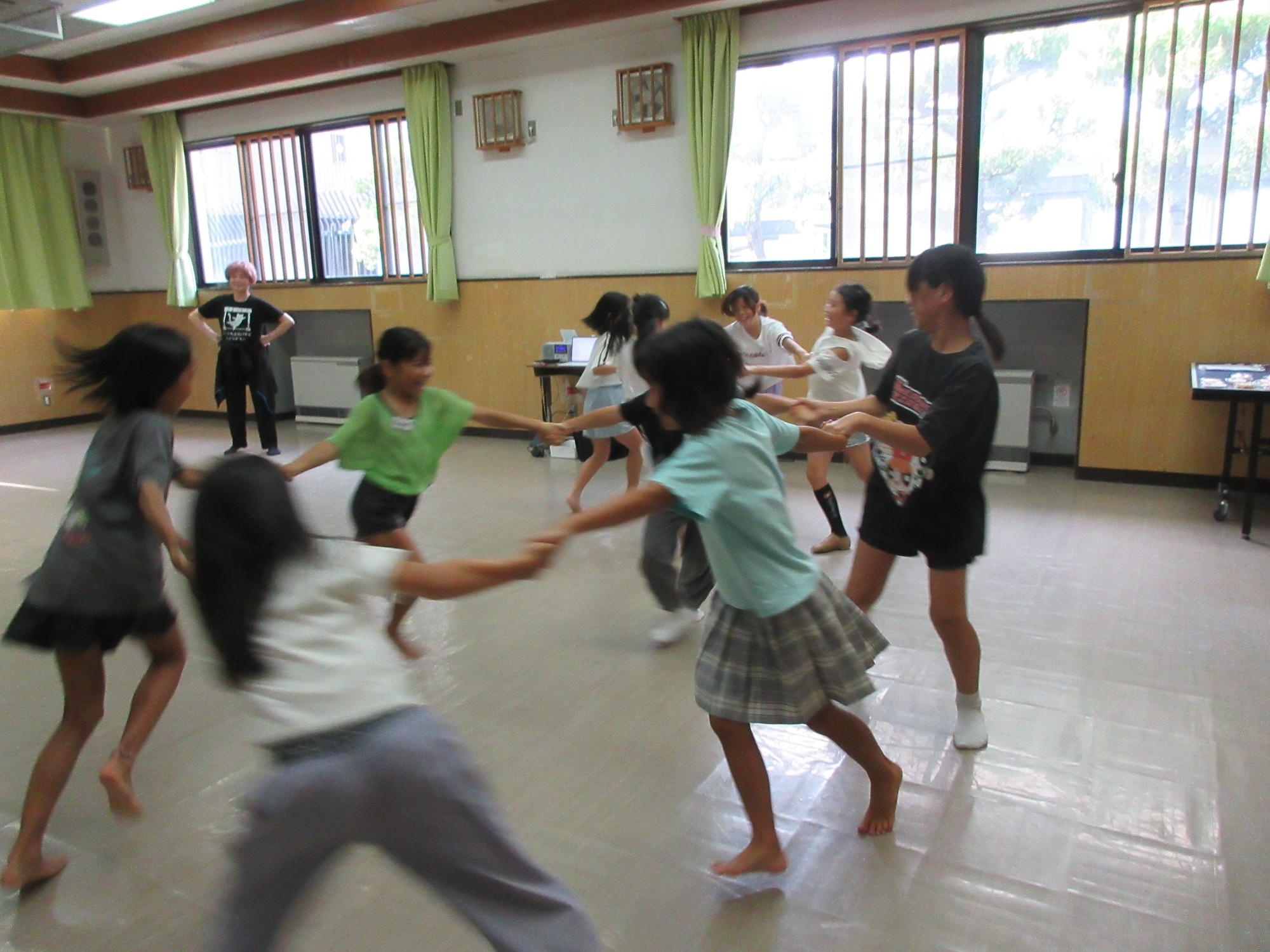 児童たちがダンスの練習をしている様子