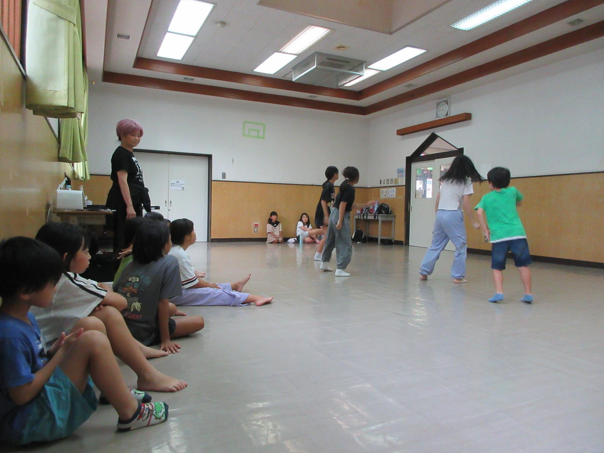 児童たちがダンスの練習をしている様子