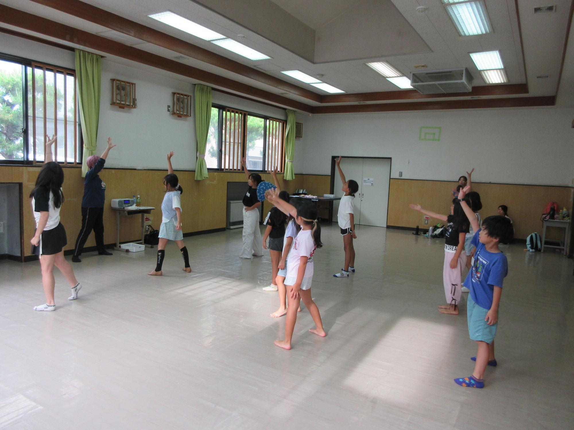 児童たちがダンスの練習をしている様子