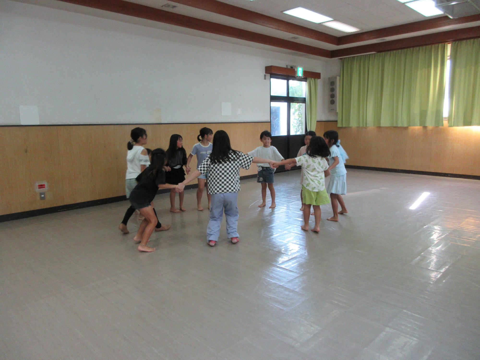 児童たちがダンスの練習をしている様子