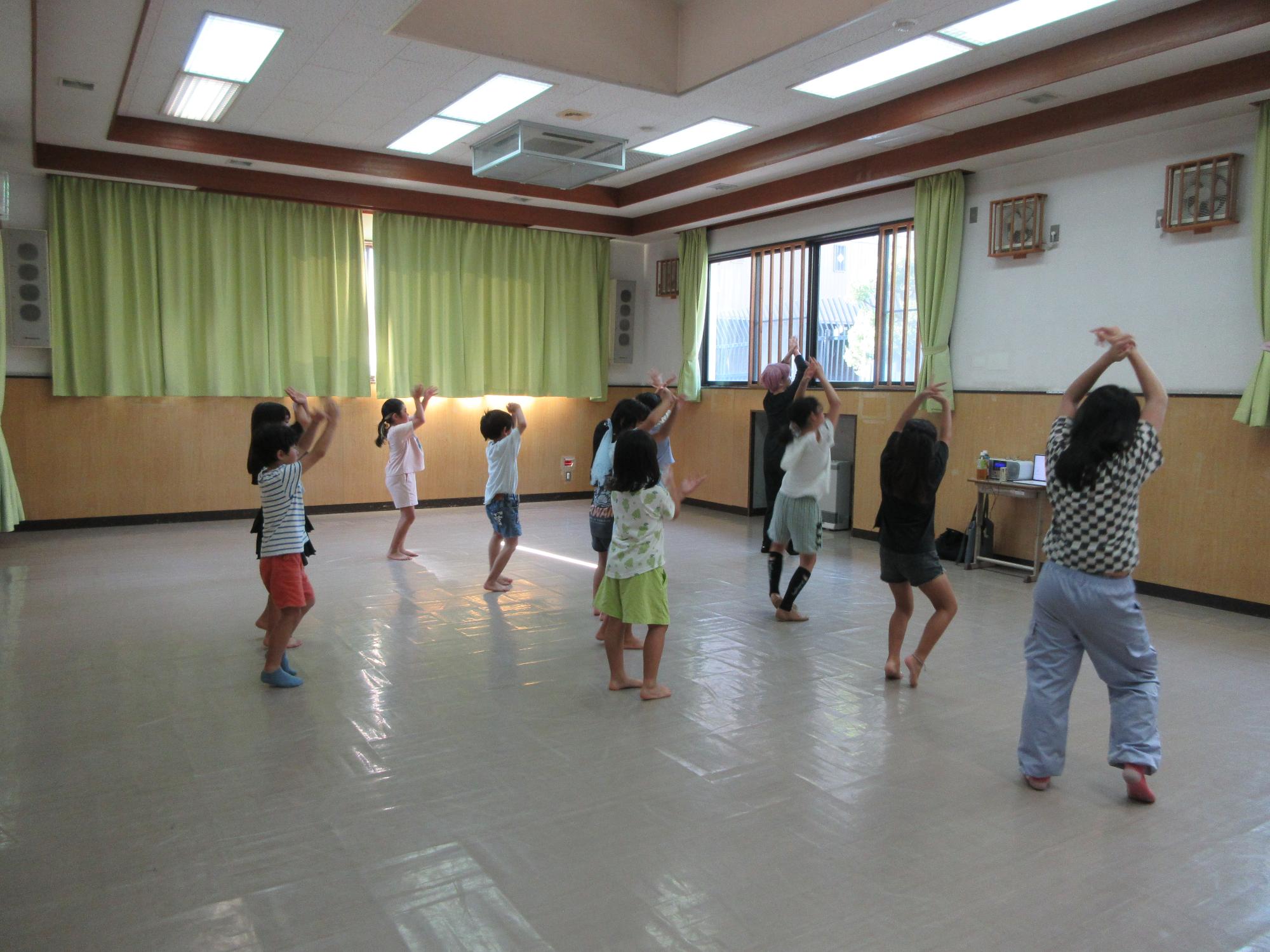 児童たちがダンスの練習をしている様子