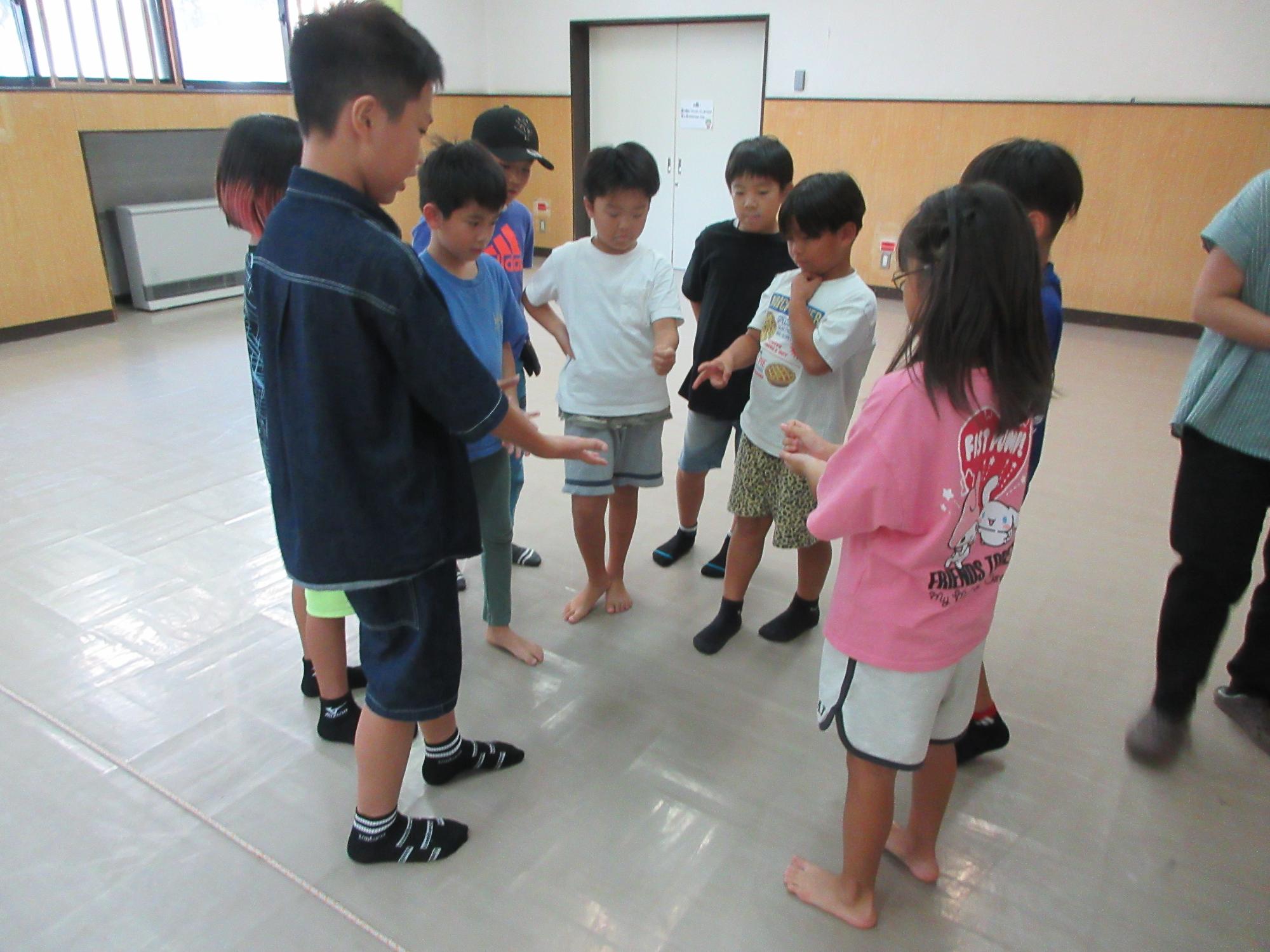 児童たちがじゃんけんをしている様子