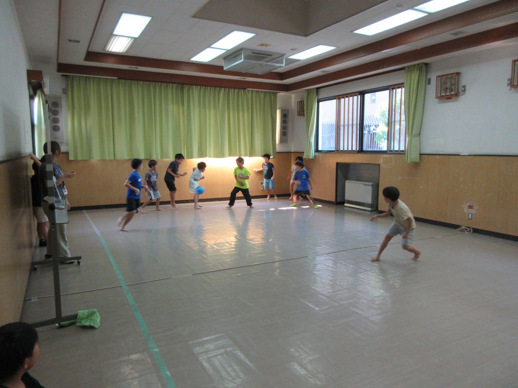 児童たちがドッジボールをしている様子