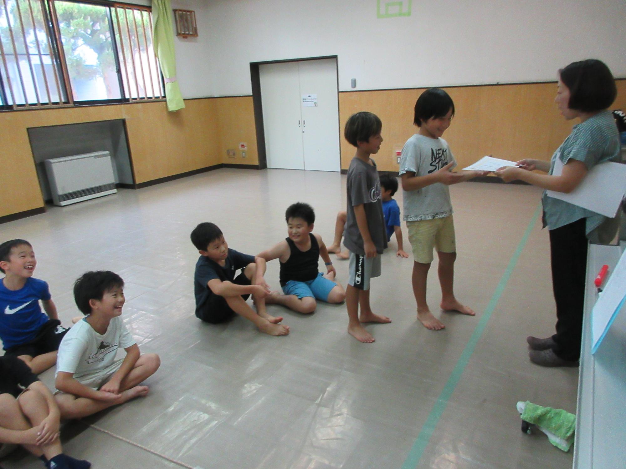 児童が表彰されている様子