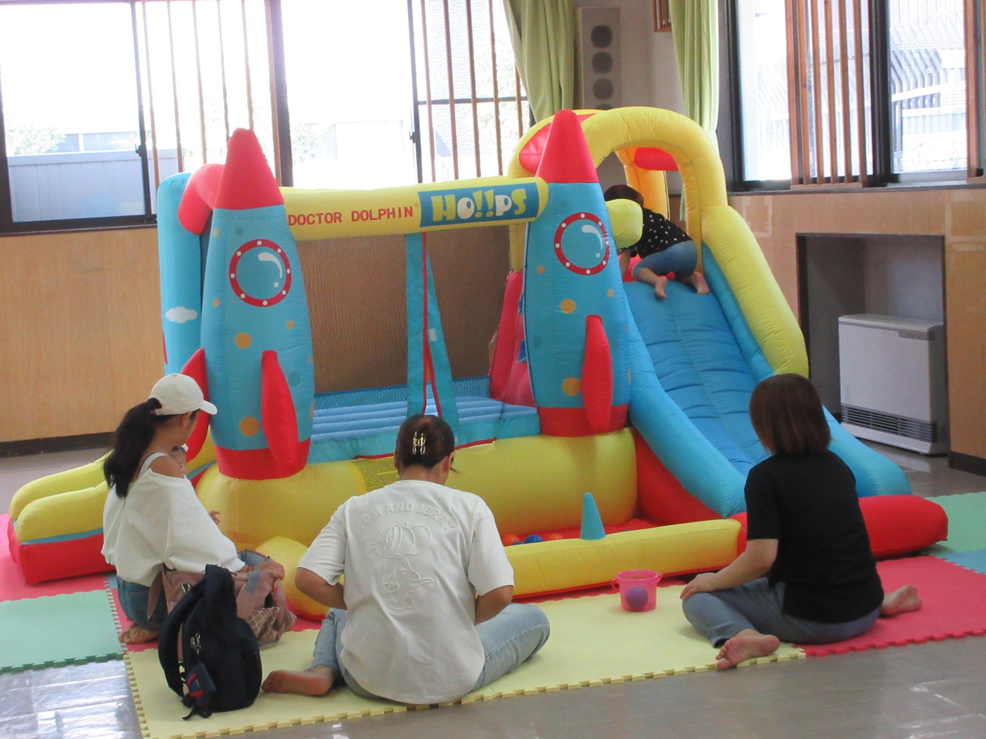 乳幼児さんがスライダーで遊んでいる様子